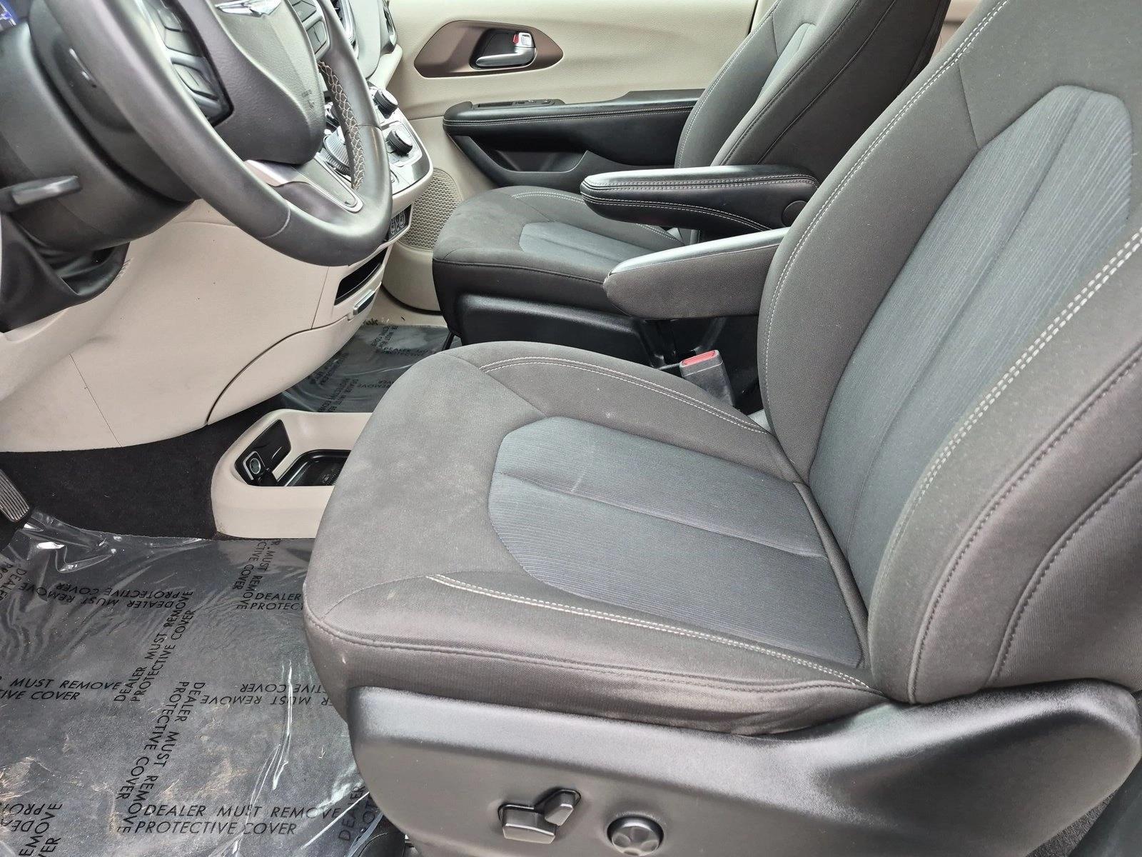 Thumbnail: 2022 Chrysler Voyager - 4