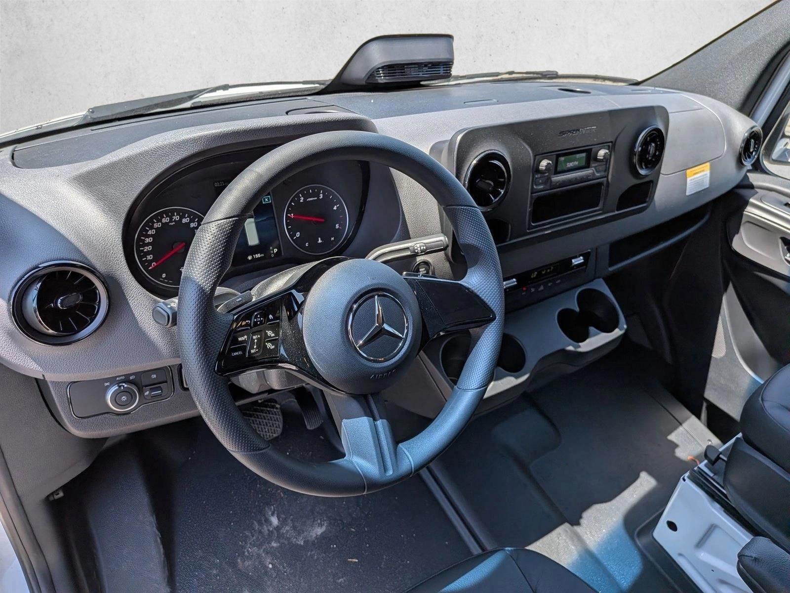 Thumbnail: 2025 Mercedes-Benz Sprinter - 3