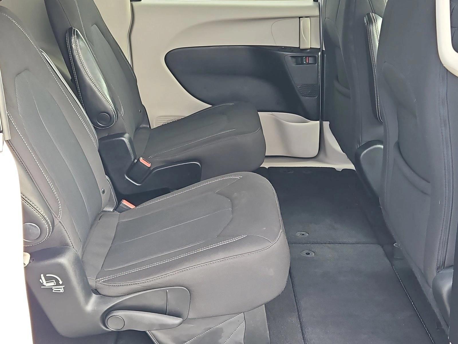 2022 Chrysler Voyager LX - Photo 19