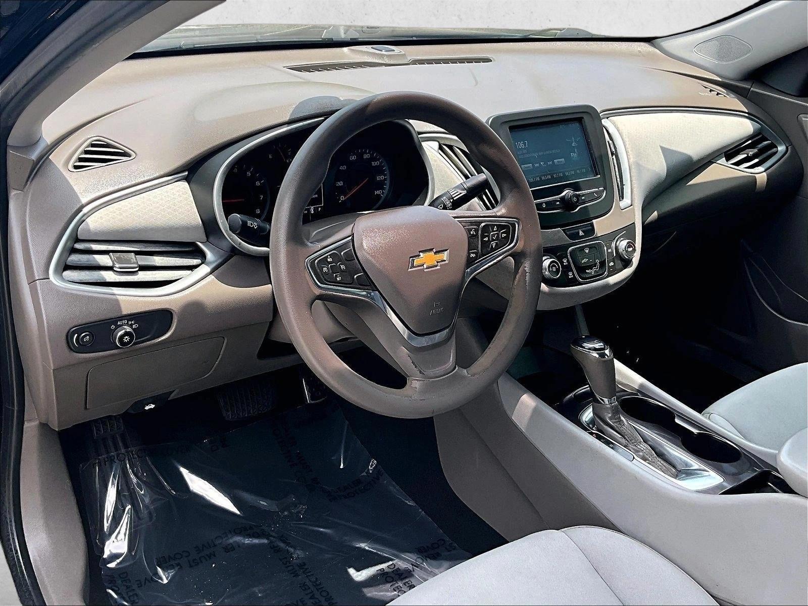 Thumbnail: 2017 Chevrolet Malibu - 4