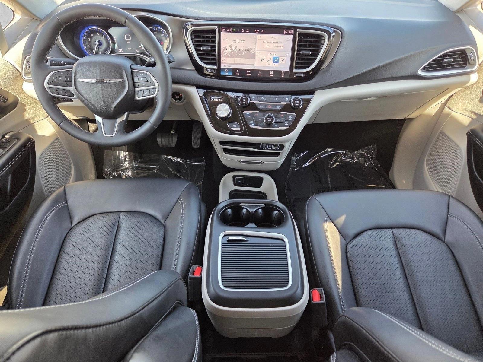 Thumbnail: 2024 Chrysler Pacifica - 3