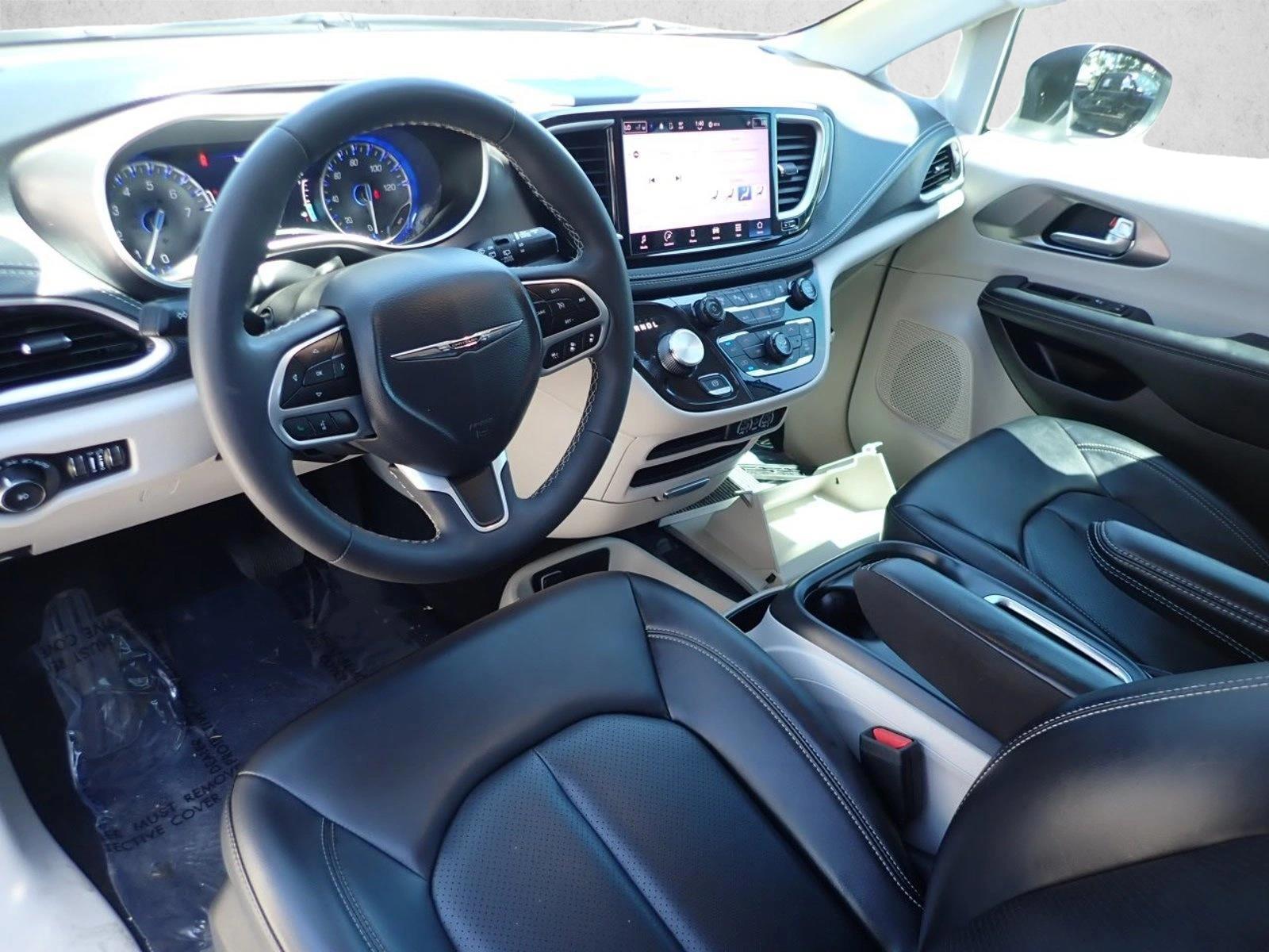 Thumbnail: 2023 Chrysler Pacifica - 3
