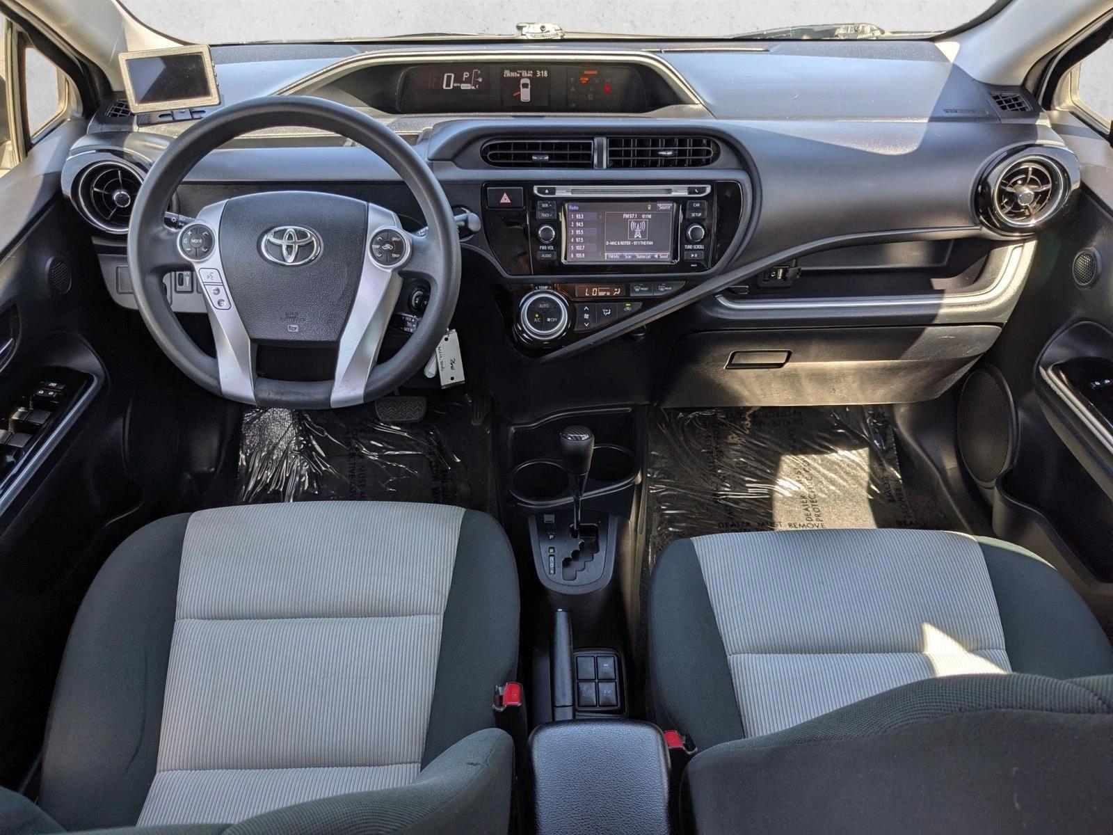 Thumbnail: 2016 Toyota Prius c - 3