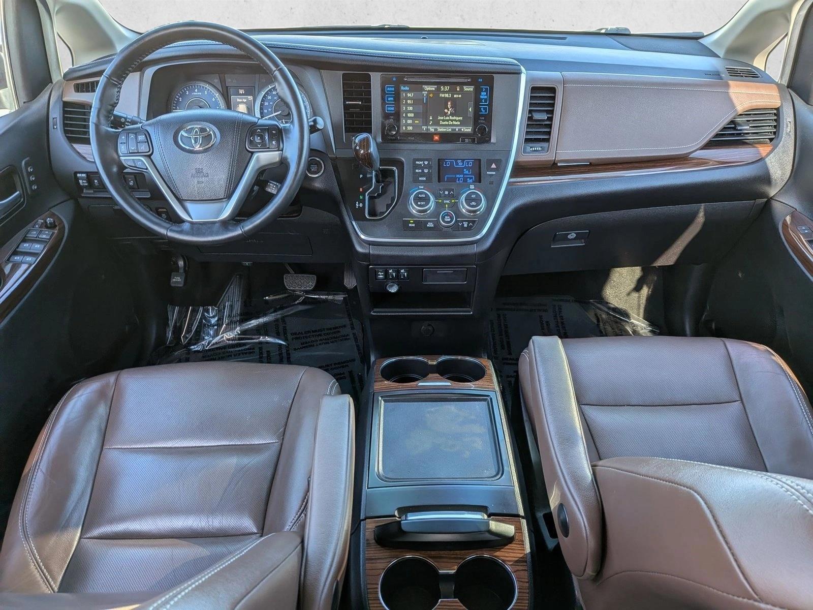 Thumbnail: 2017 Toyota Sienna - 3