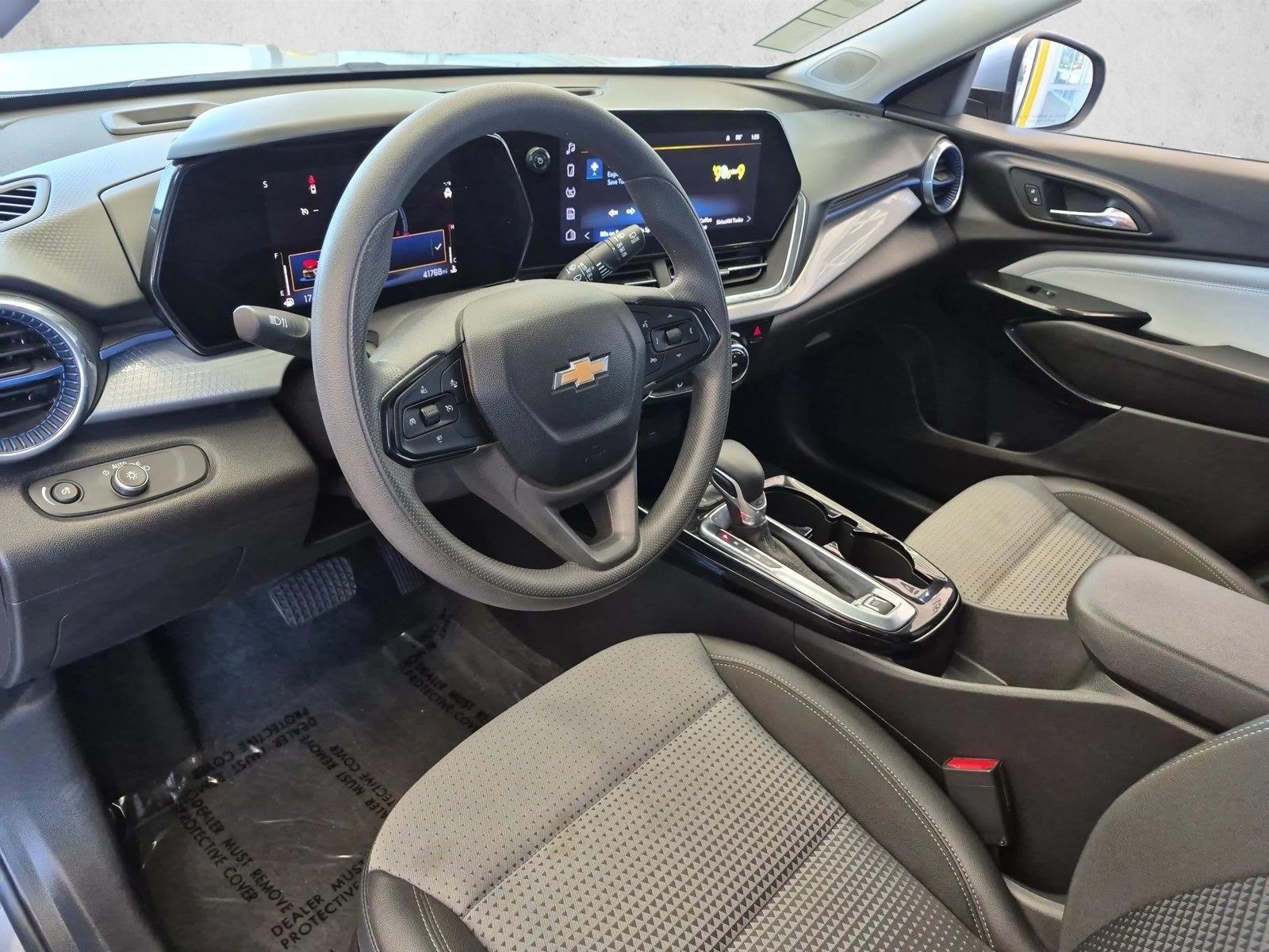 2025 Chevrolet Trax LT - Photo 12
