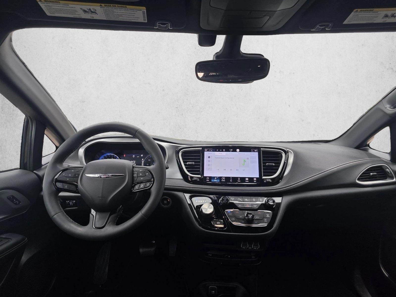 Thumbnail: 2022 Chrysler Pacifica - 4