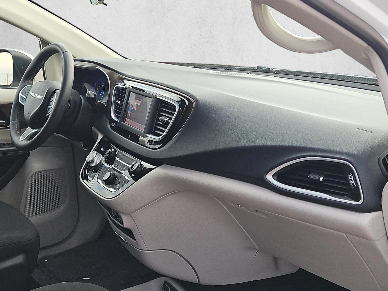 2022 Chrysler Voyager LX - Photo 21