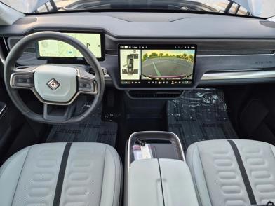 2025 Rivian R1S