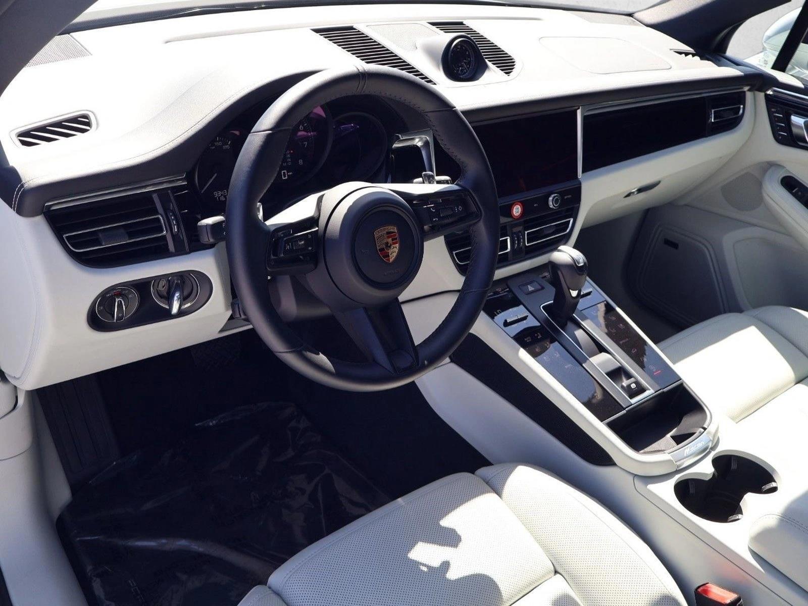 Thumbnail: 2025 Porsche Macan - 3