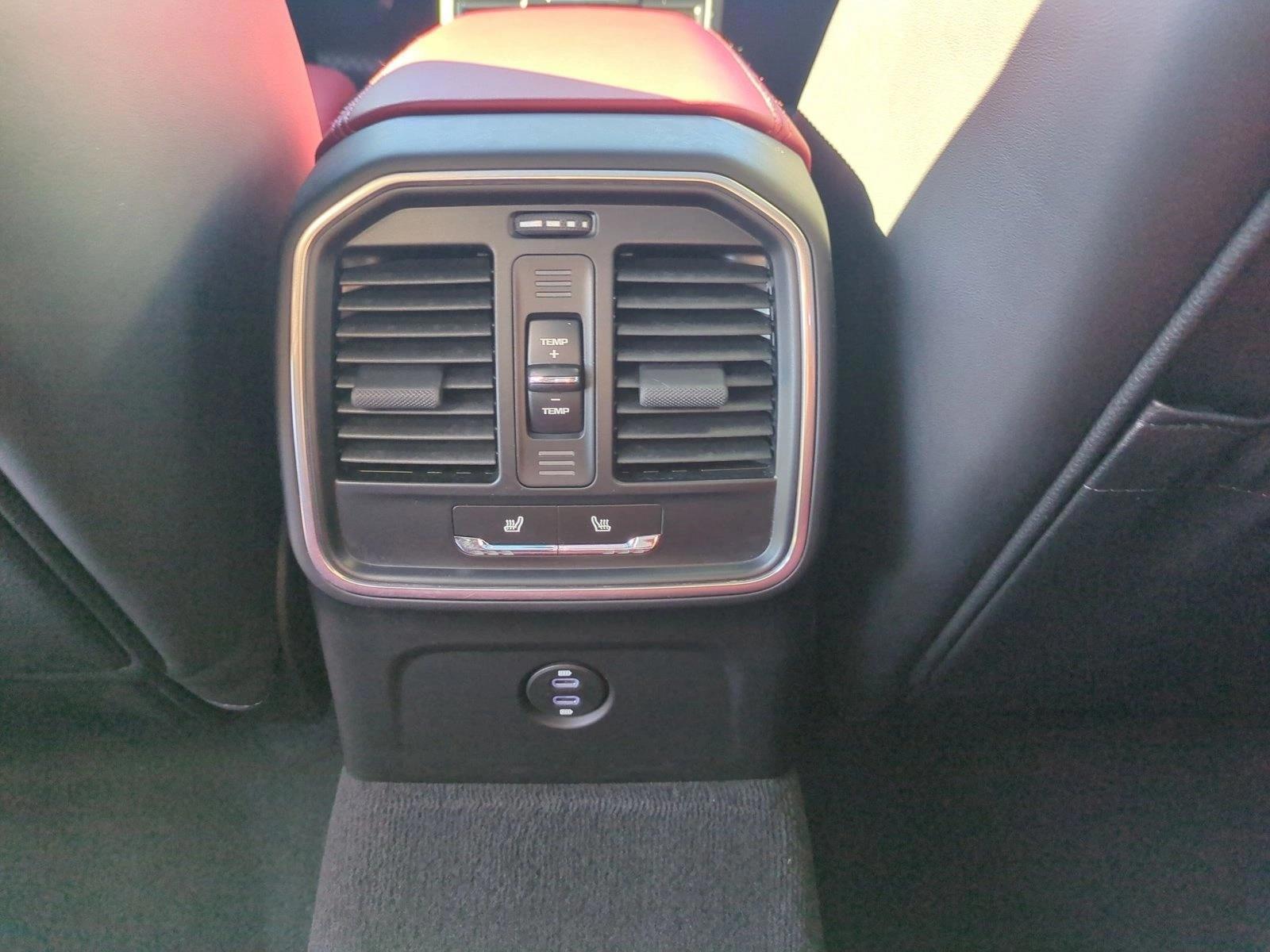 2025 Porsche Macan T - Photo 18