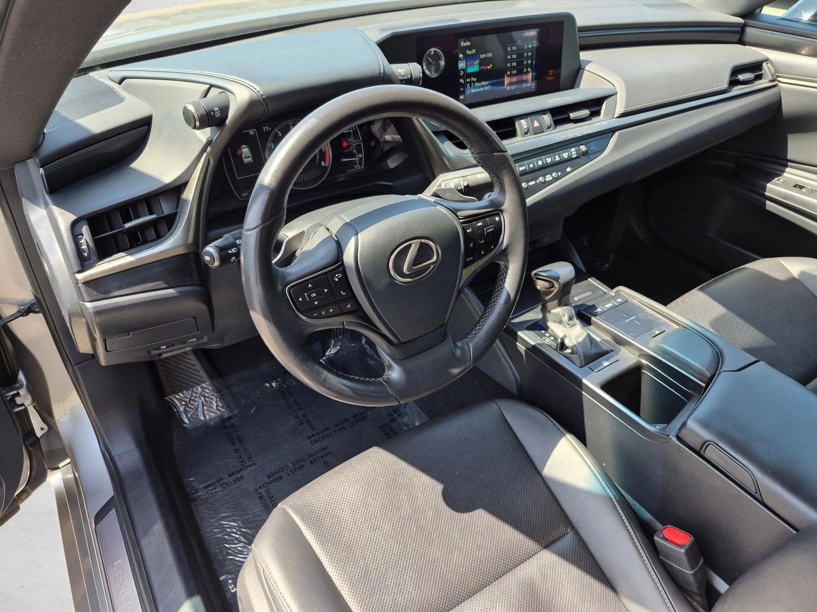 Thumbnail: 2021 Lexus ES - 3