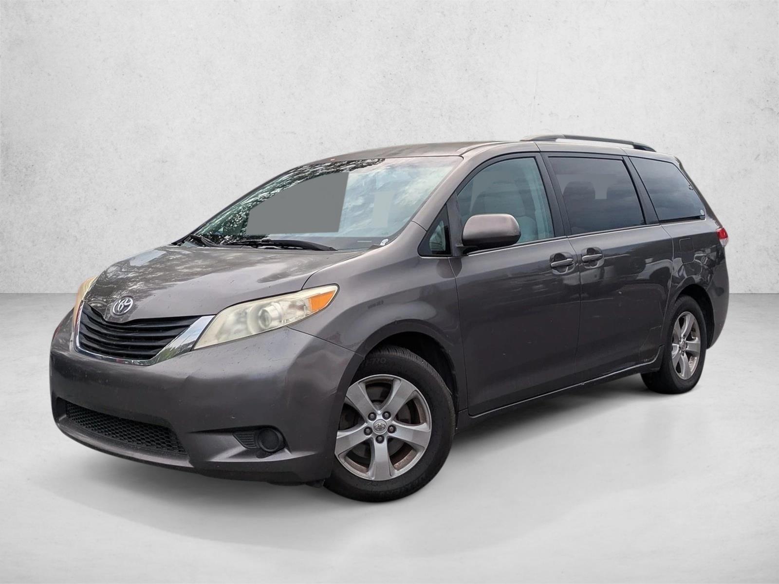 2013 Toyota Sienna LE V6 8-Passenger's photo