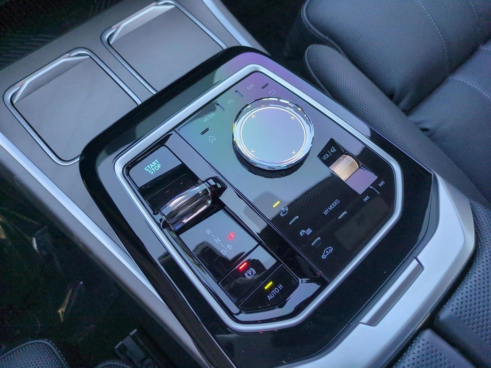 2025 BMW i7 50 - Photo 12