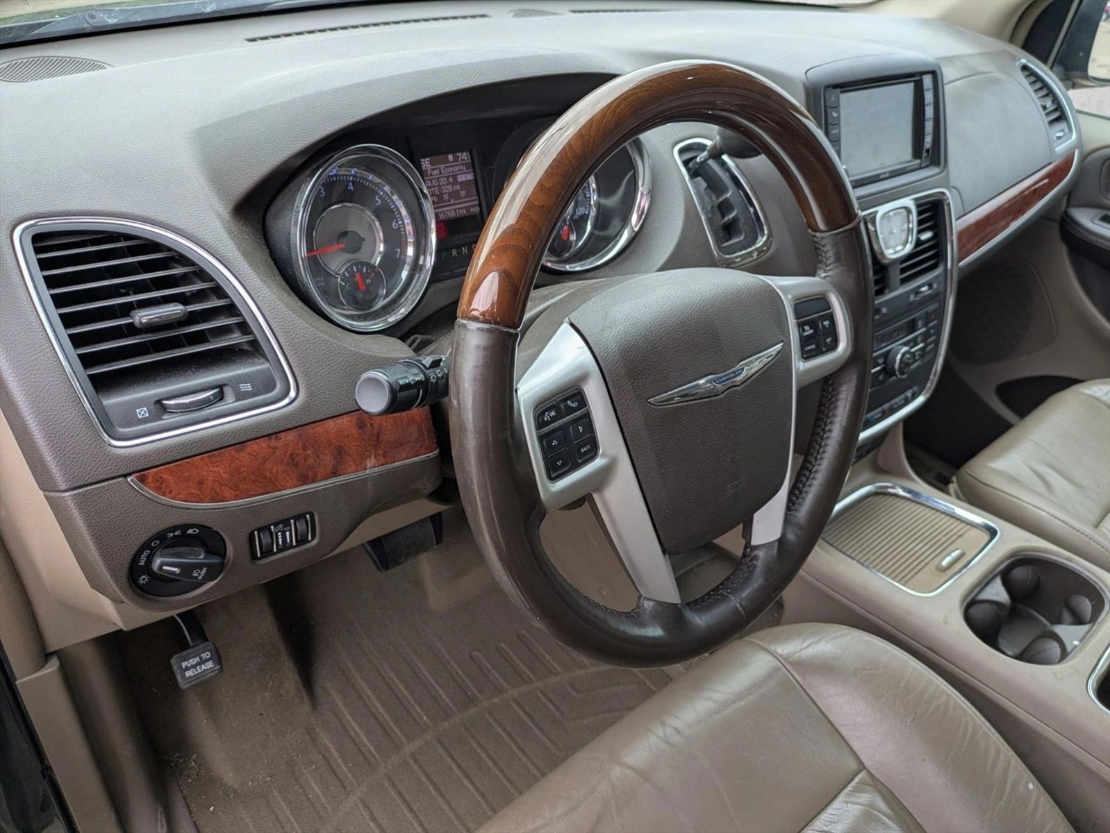 Thumbnail: 2016 Chrysler Town & Country - 3