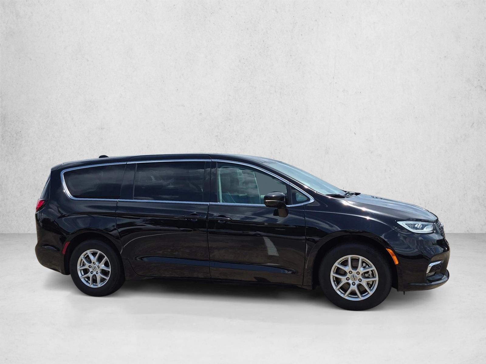 2024 Chrysler Pacifica Touring L - Photo 4
