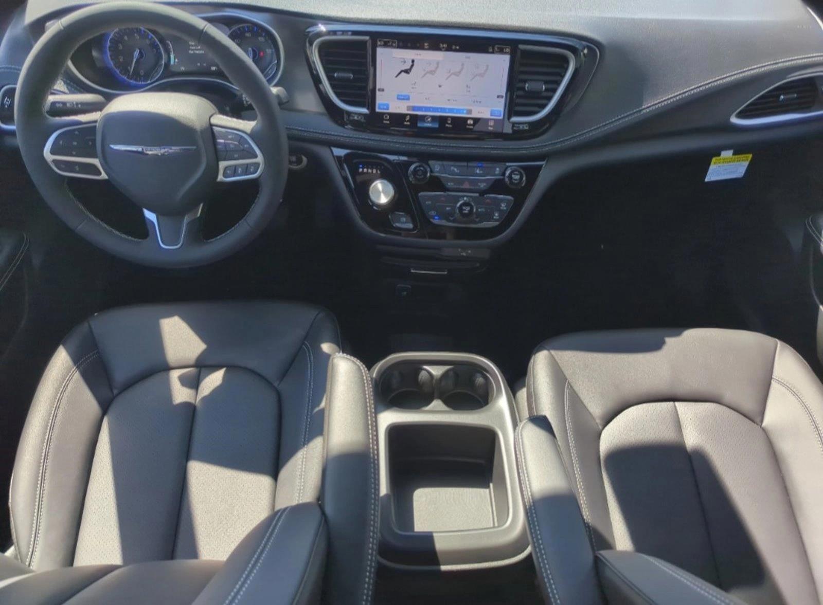 Thumbnail: 2026 Chrysler Pacifica - 3