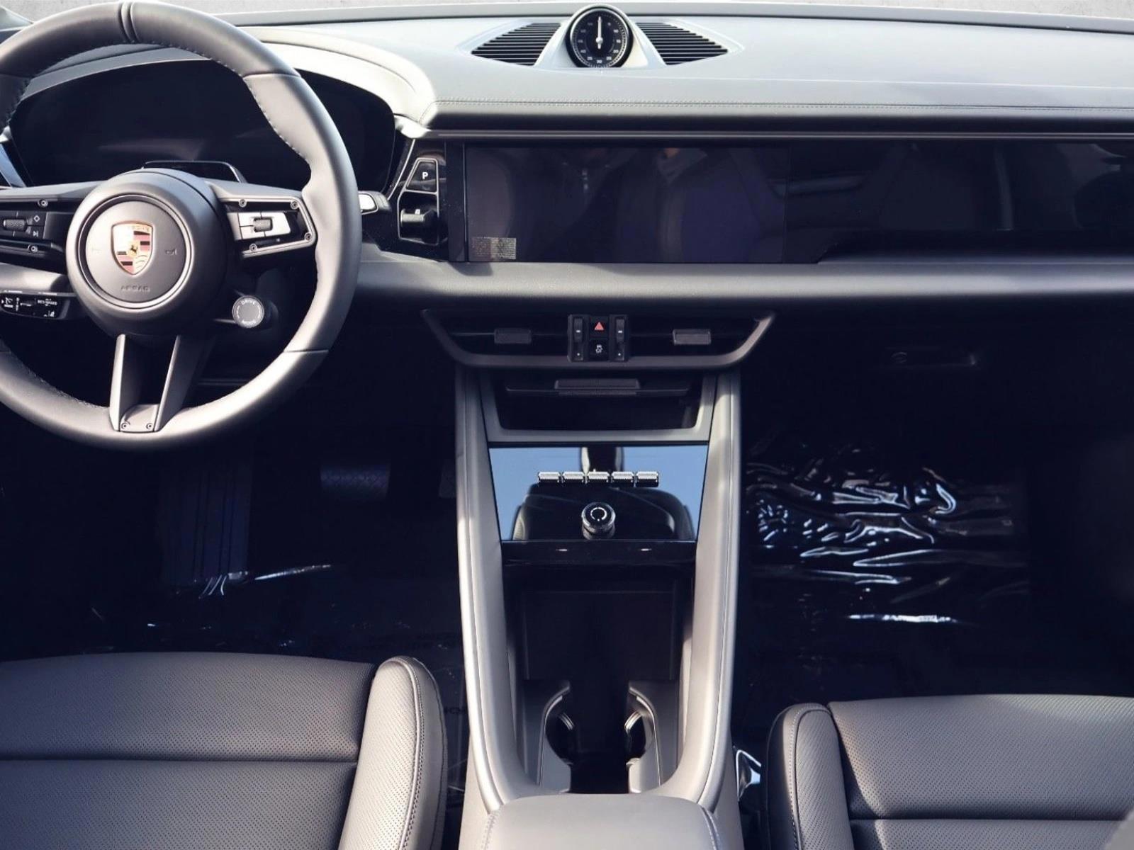 Thumbnail: 2026 Porsche Macan - 4