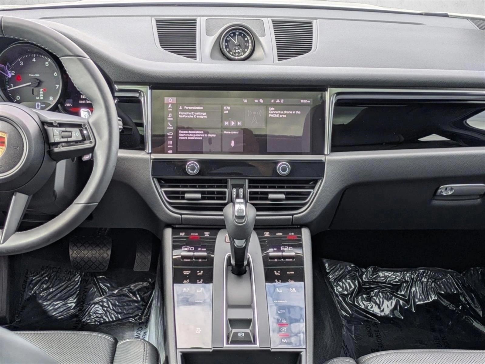 2025 Porsche Macan T - Photo 20