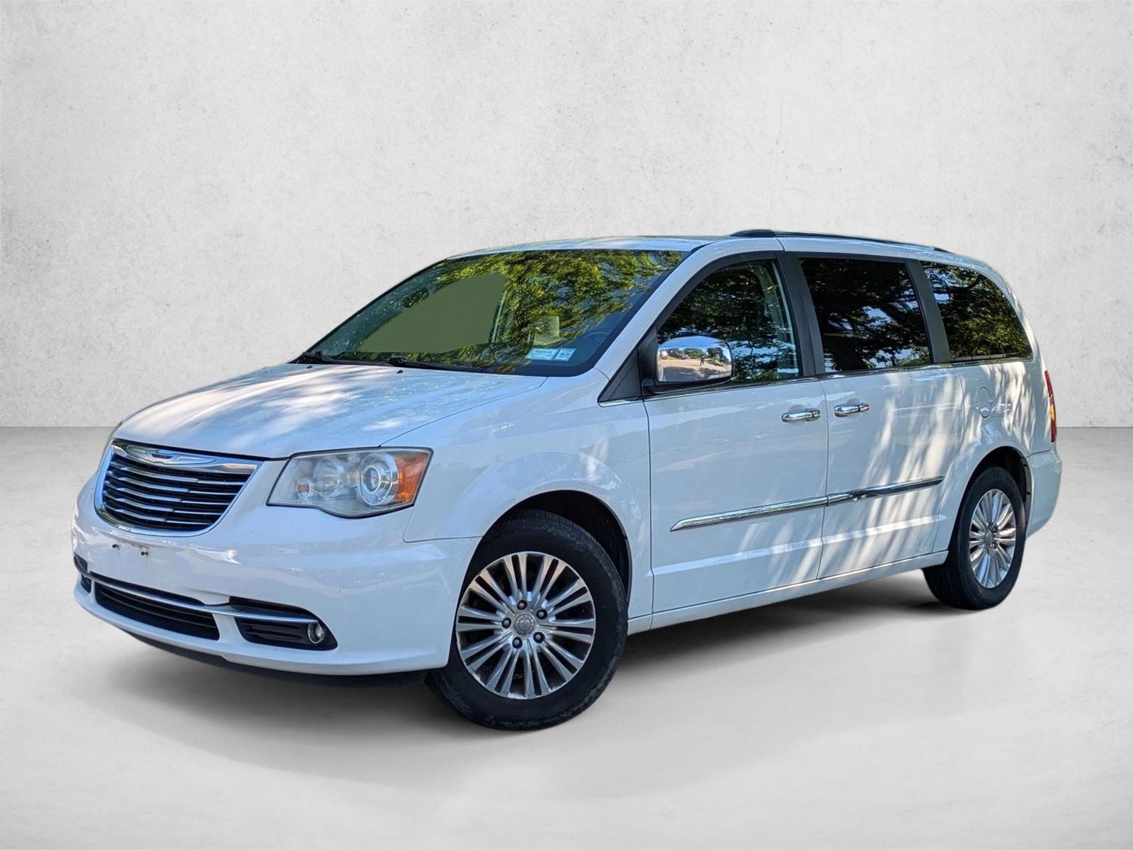 2013 Chrysler Town & Country Limited's photo