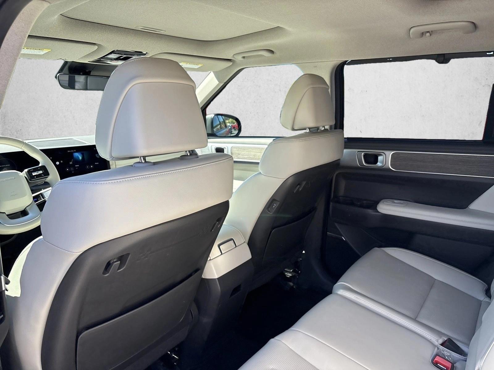 2025 Hyundai Santa Fe Limited - Photo 21