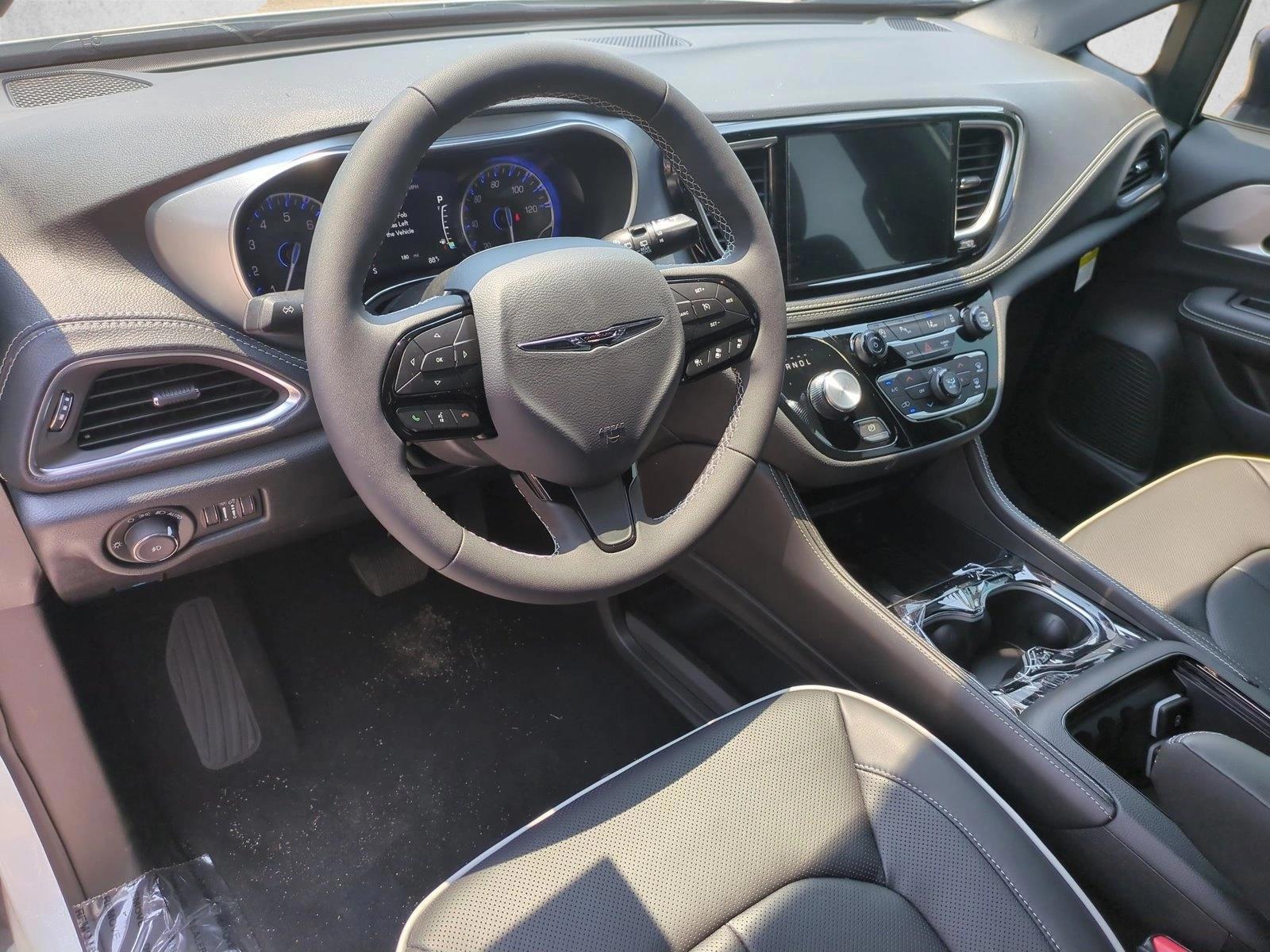 Thumbnail: 2026 Chrysler Pacifica - 3
