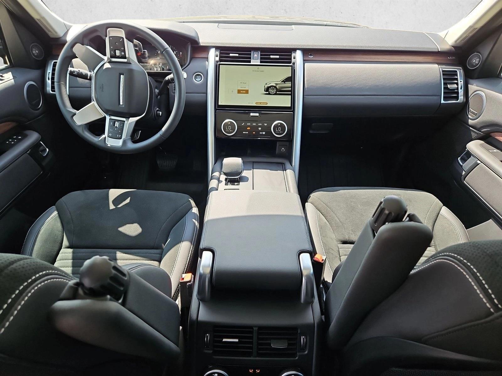 Thumbnail: 2024 Land Rover Discovery - 3