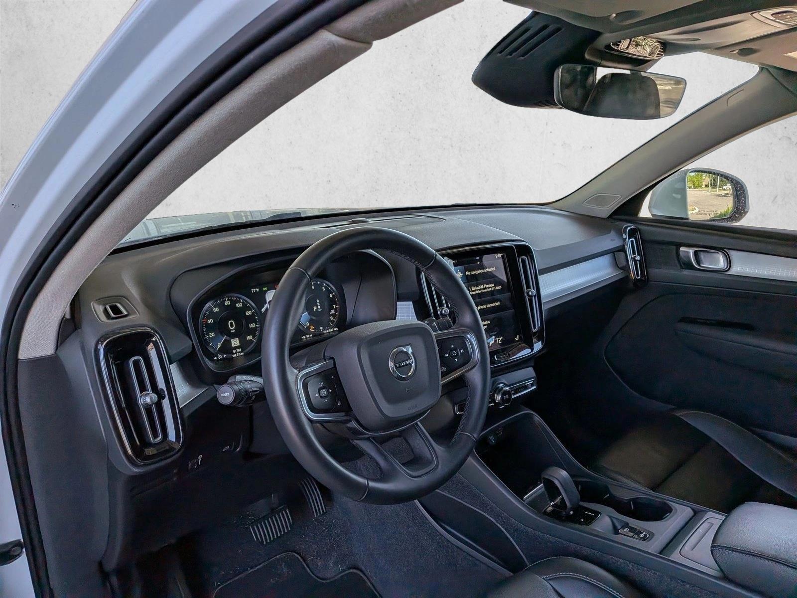 Thumbnail: 2022 Volvo XC40 - 3