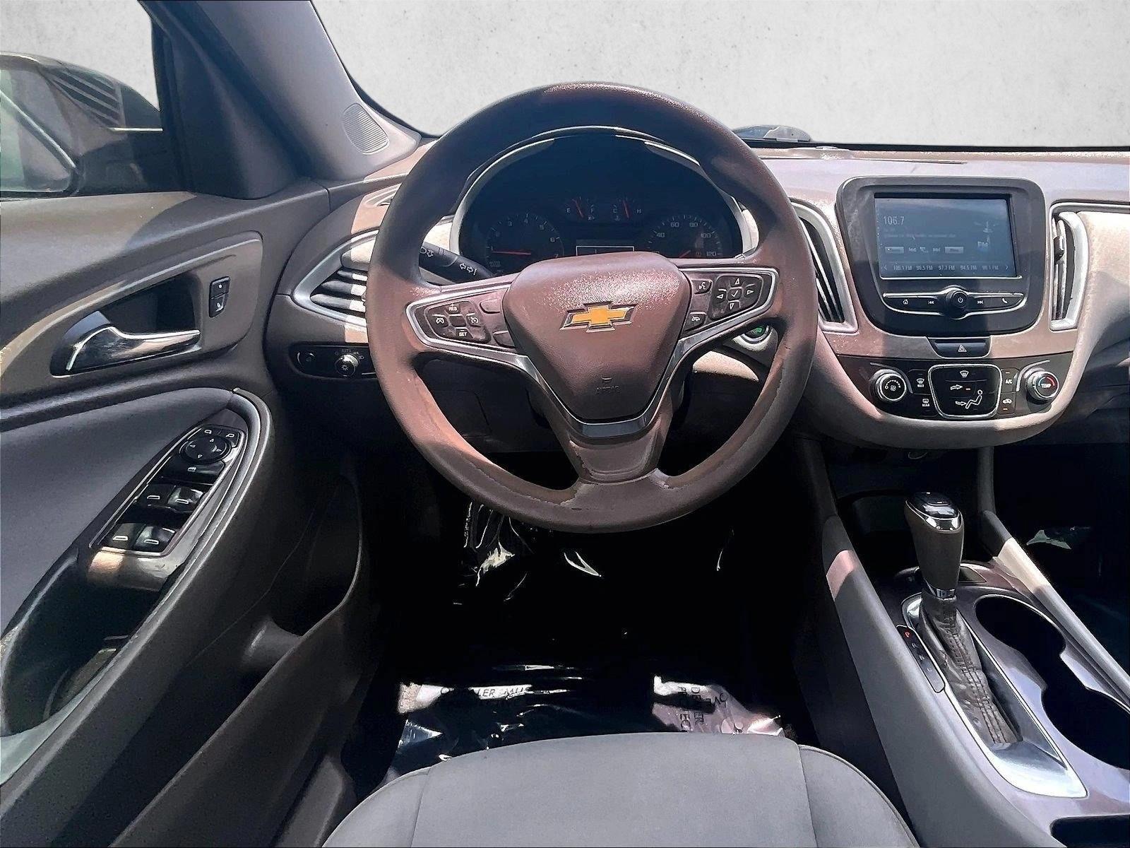 Thumbnail: 2017 Chevrolet Malibu - 3