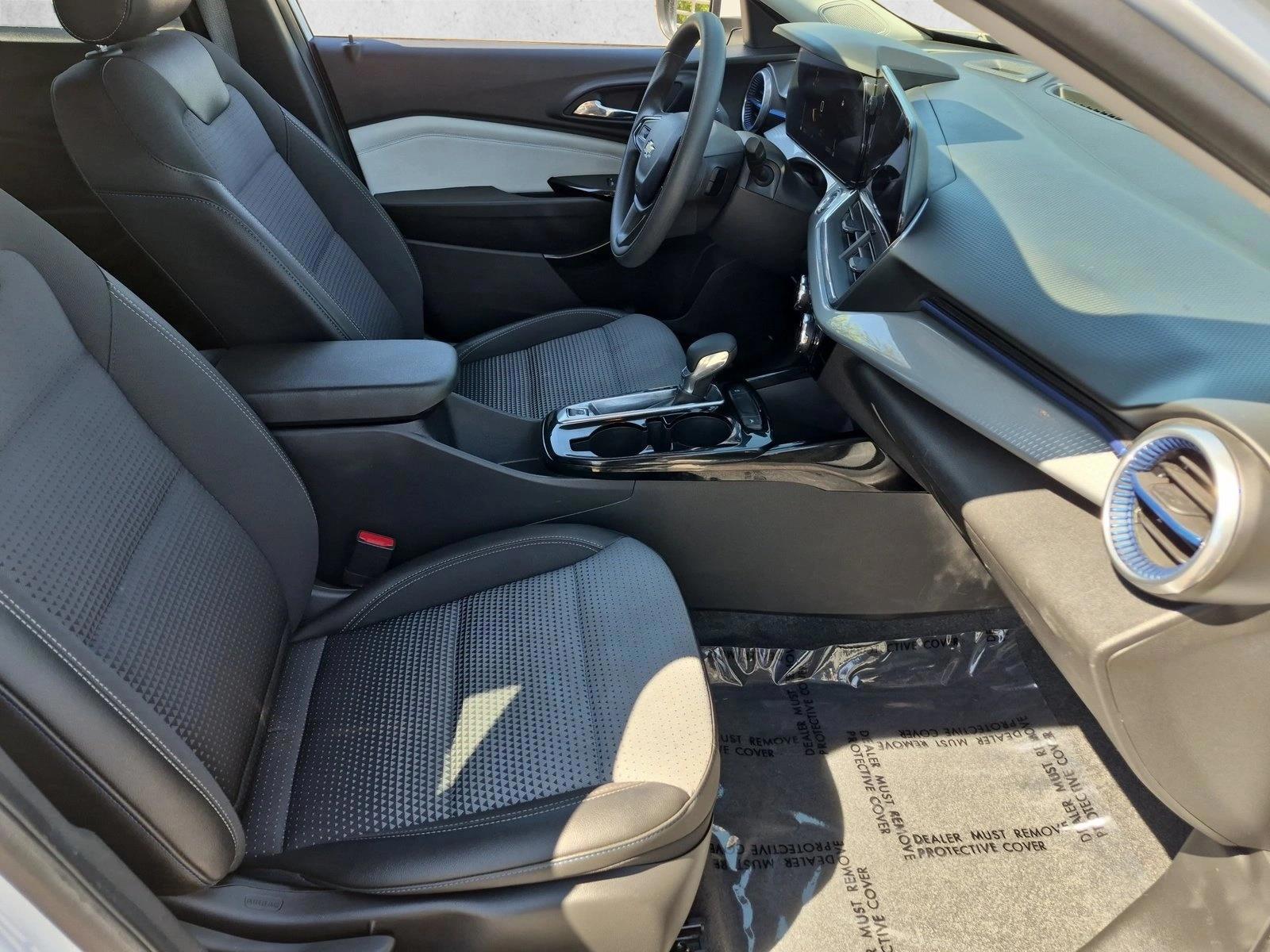 2025 Chevrolet Trax LT - Photo 26