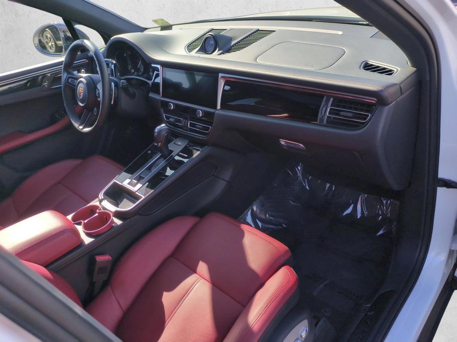 2025 Porsche Macan T - Photo 24