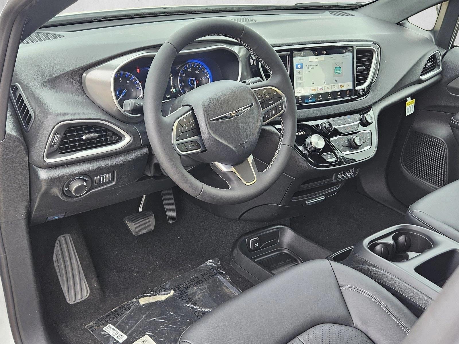 Thumbnail: 2025 Chrysler Voyager - 3