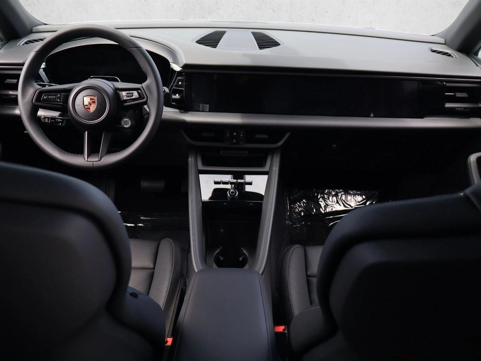 Thumbnail: 2026 Porsche Macan - 4