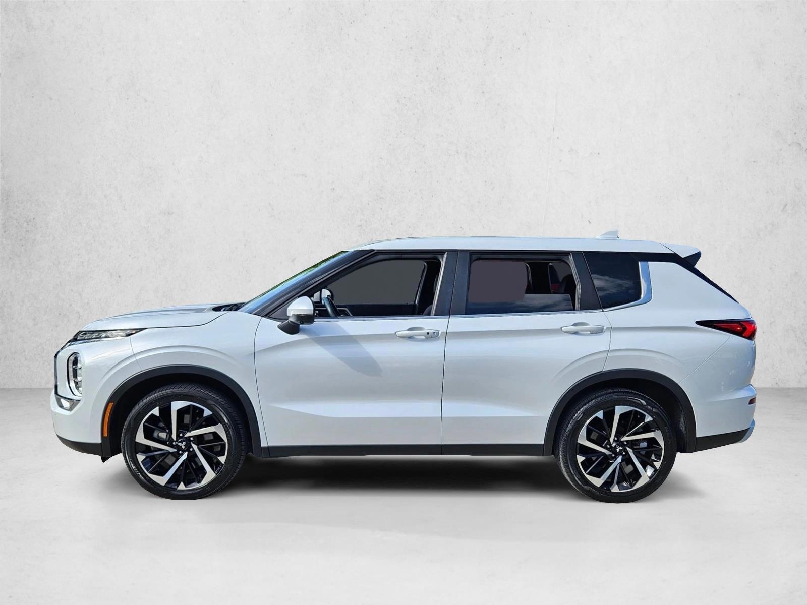 Thumbnail: 2023 Mitsubishi Outlander - 2