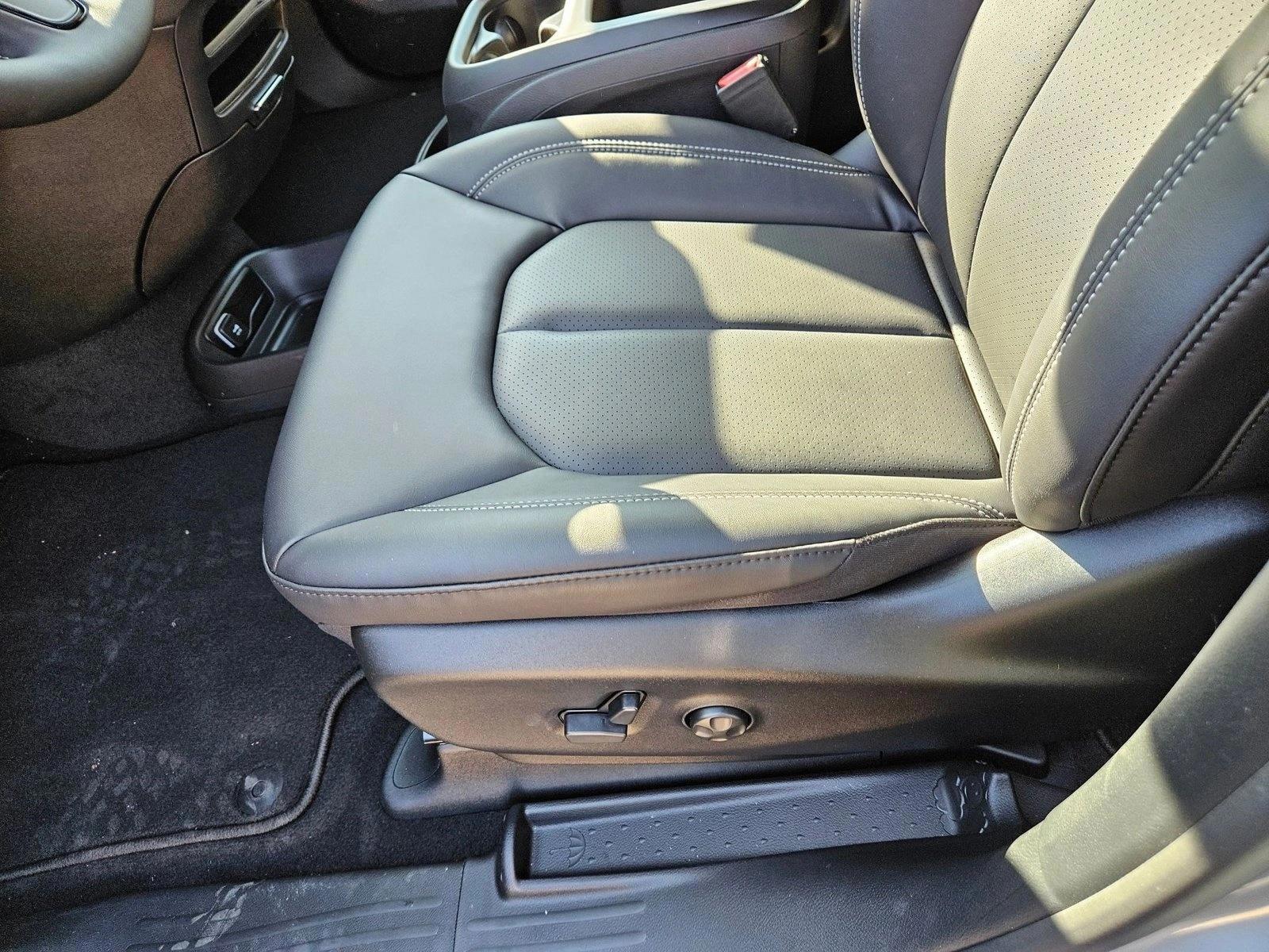 Thumbnail: 2026 Chrysler Pacifica - 4