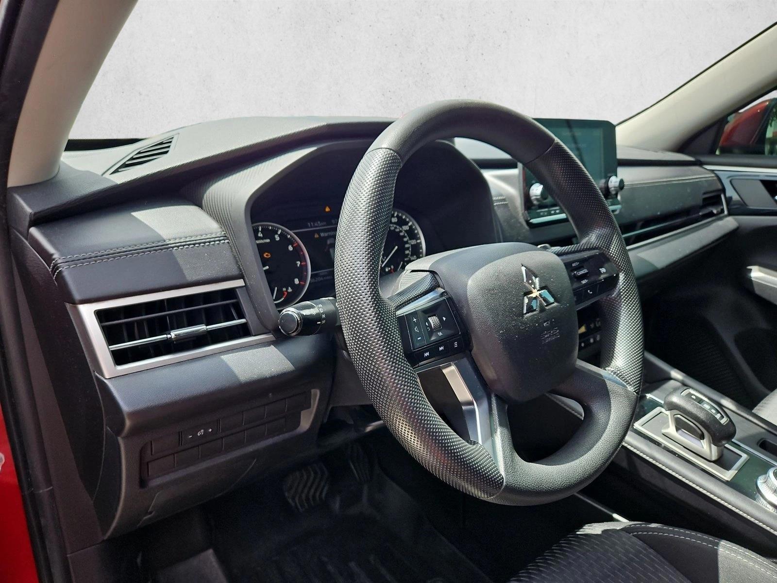 Thumbnail: 2022 Mitsubishi Outlander - 3