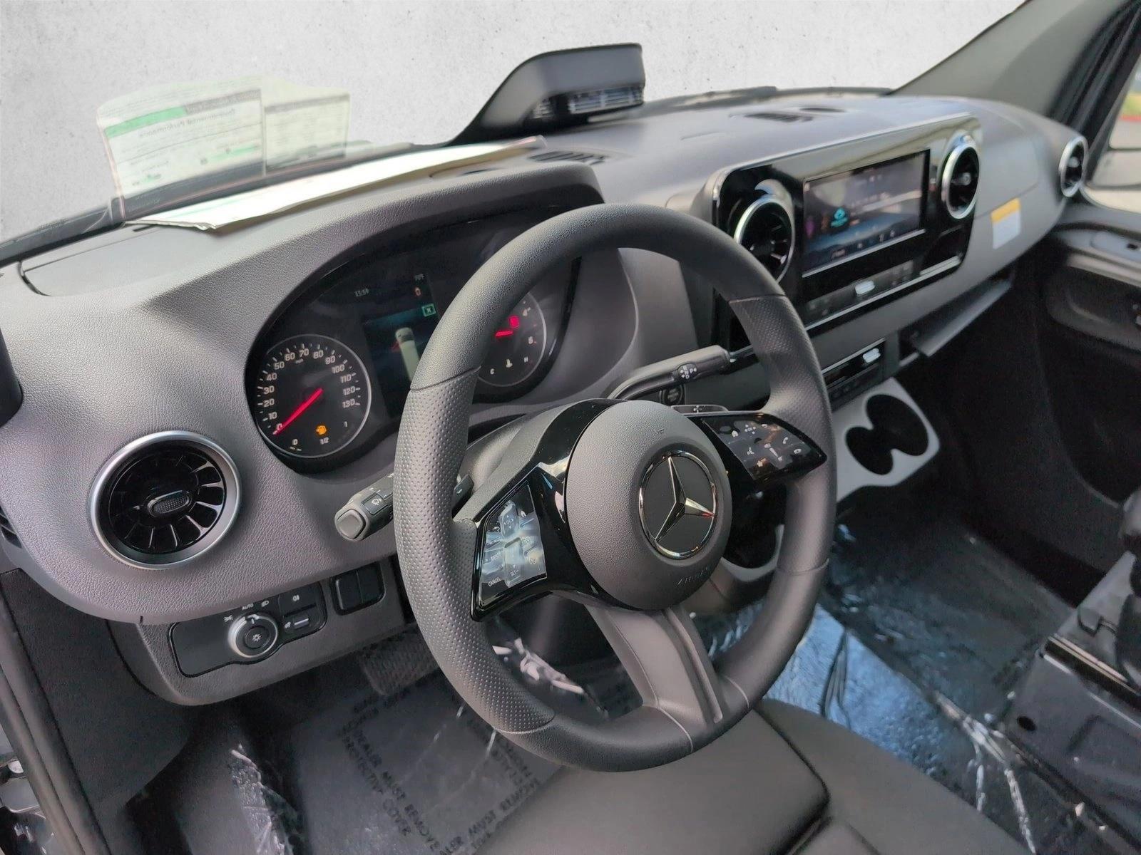 Thumbnail: 2025 Mercedes-Benz Sprinter - 3