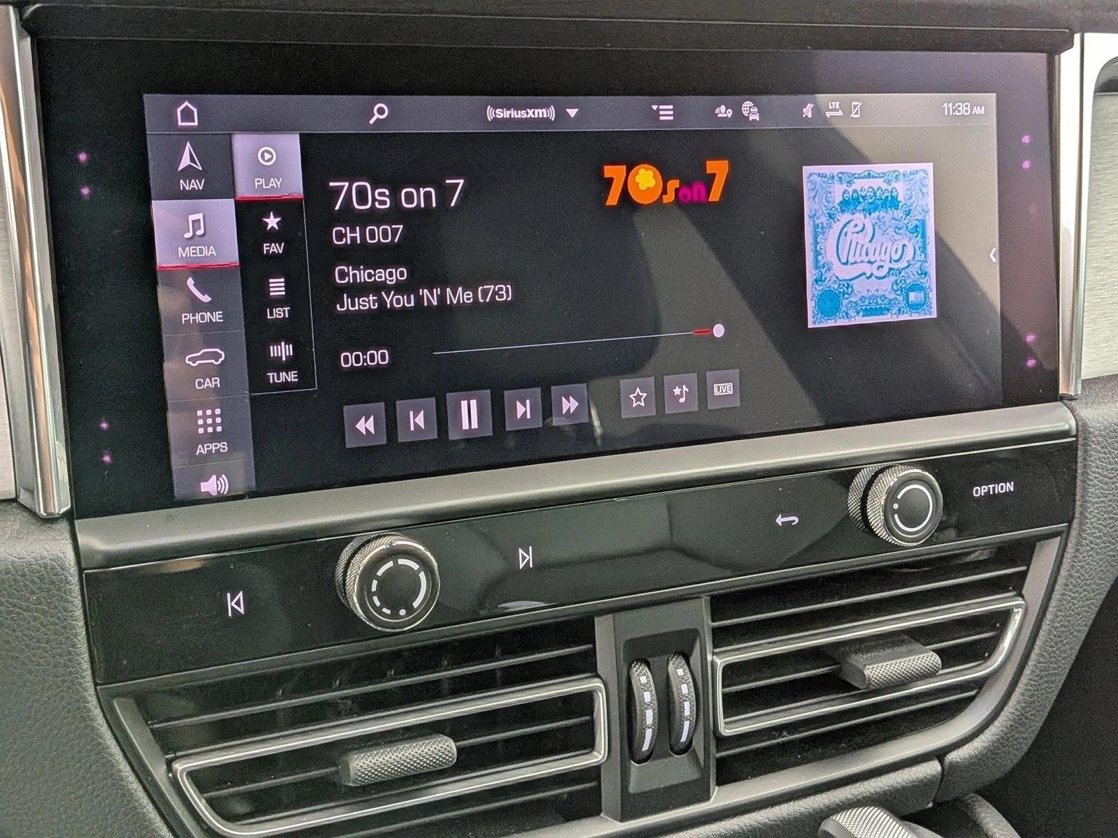2025 Porsche Macan T - Photo 16