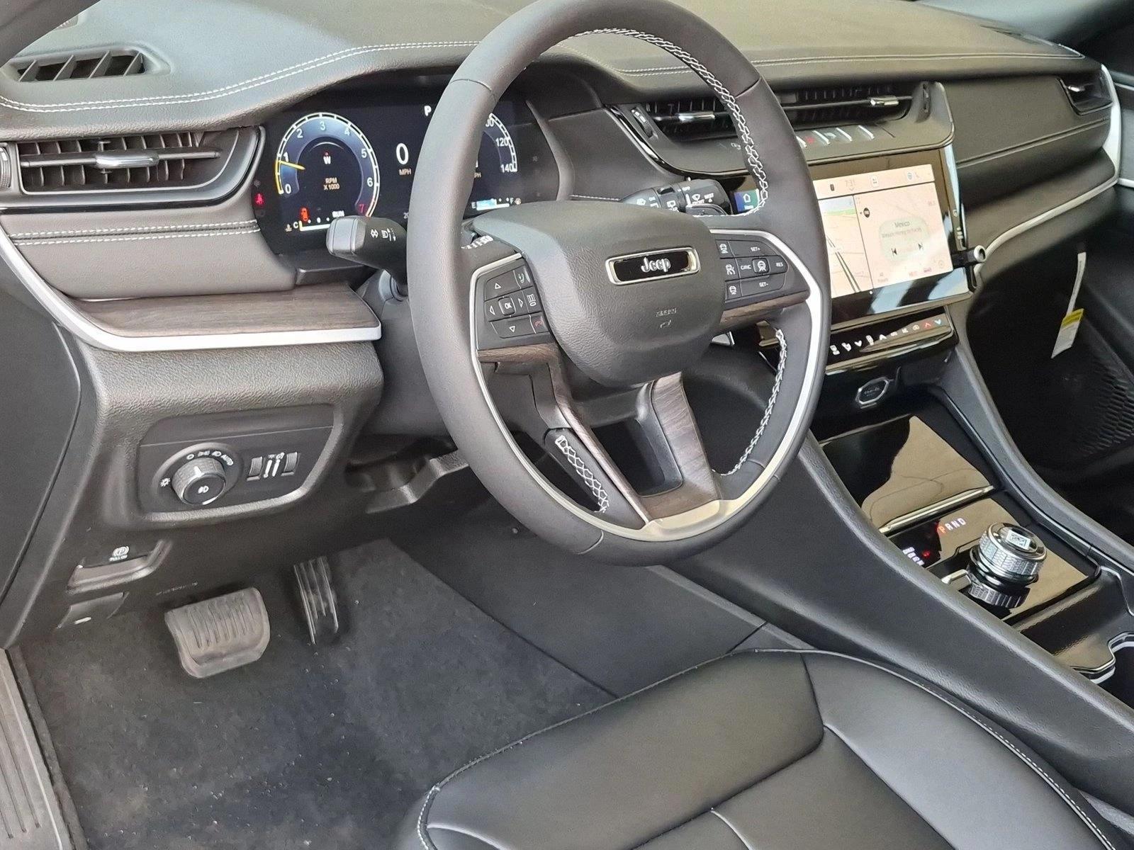 Thumbnail: 2027 Jeep Grand Cherokee - 3