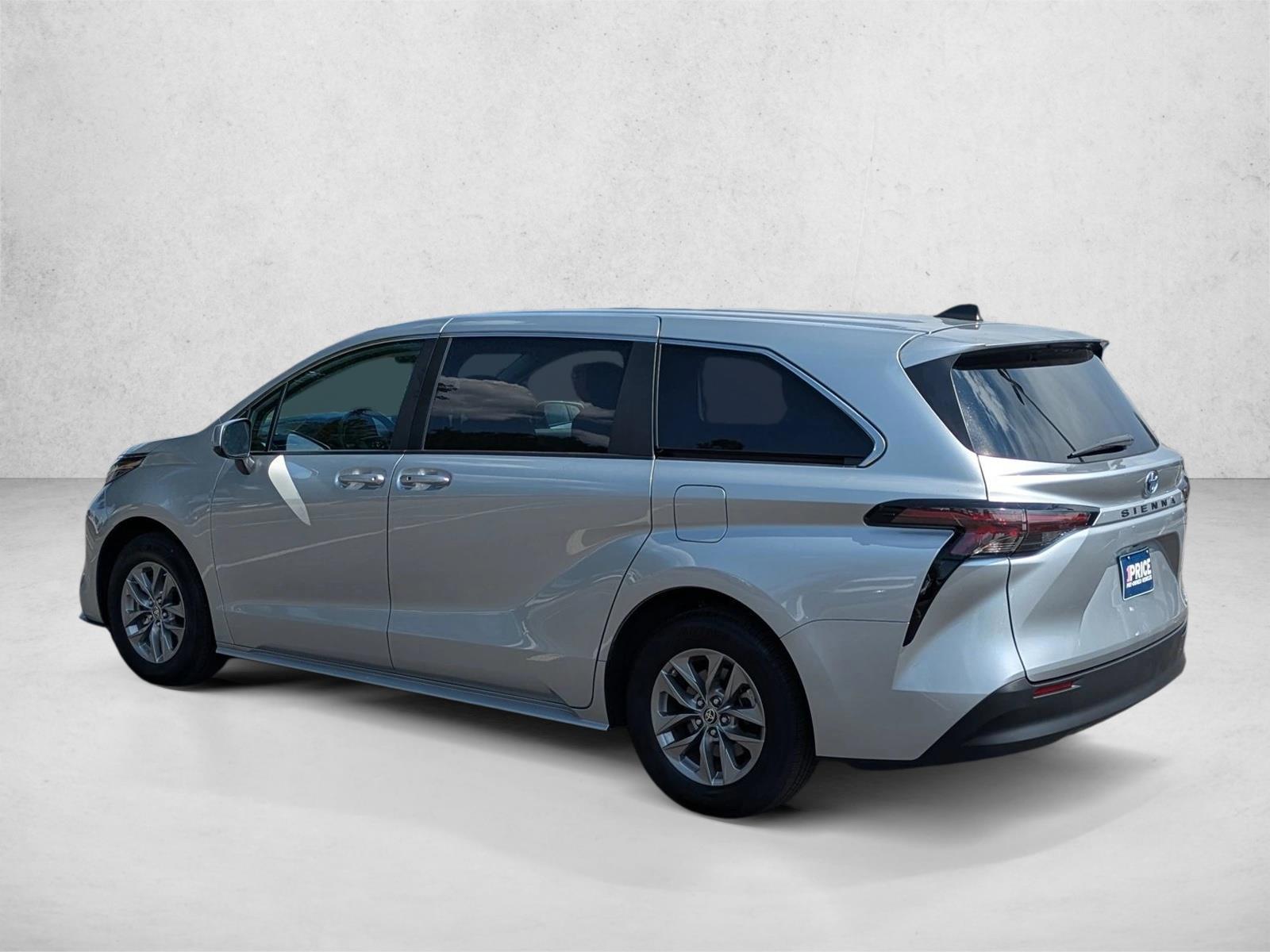 2024 Toyota Sienna LE - Photo 8