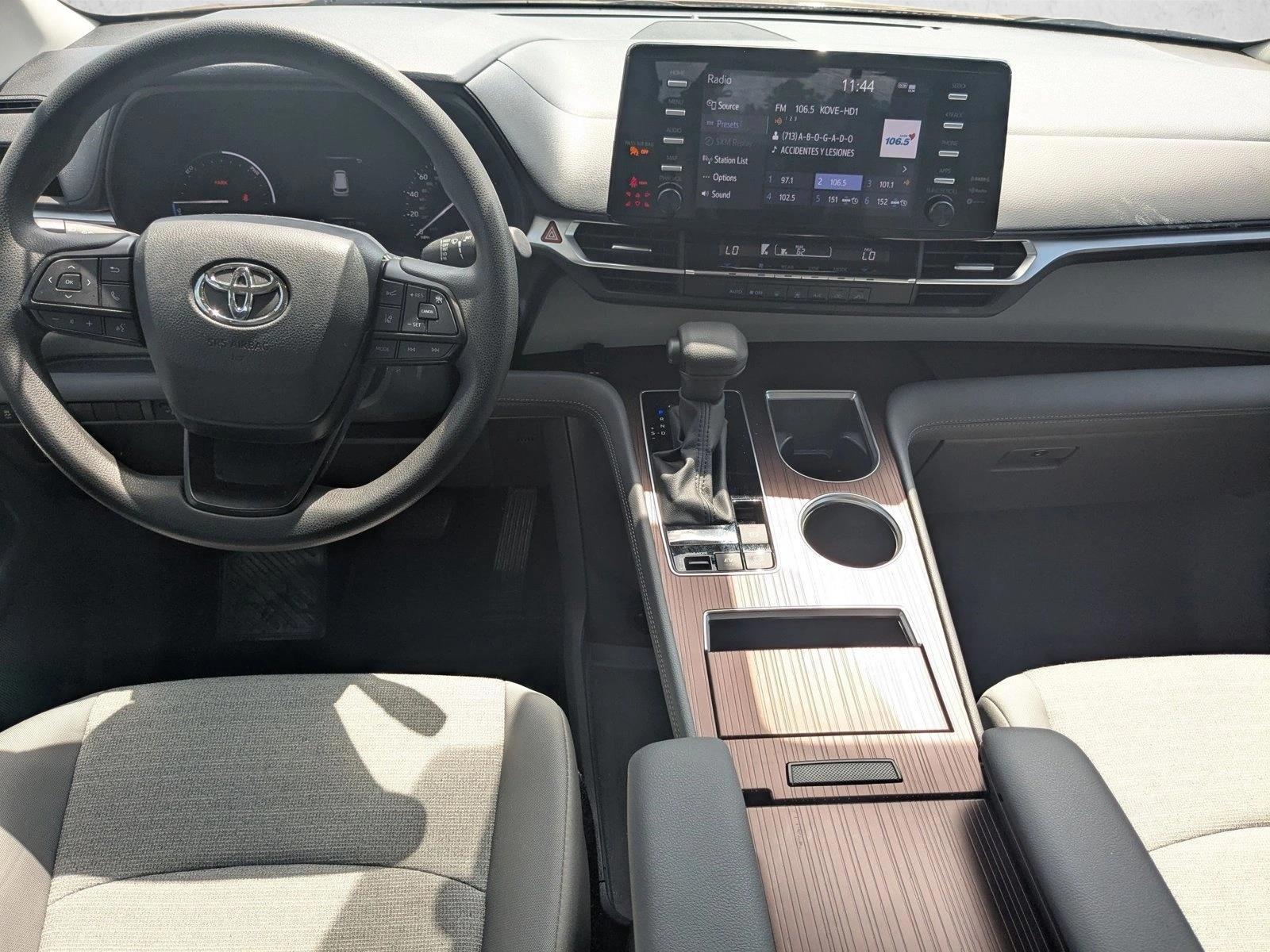 Thumbnail: 2024 Toyota Sienna - 3