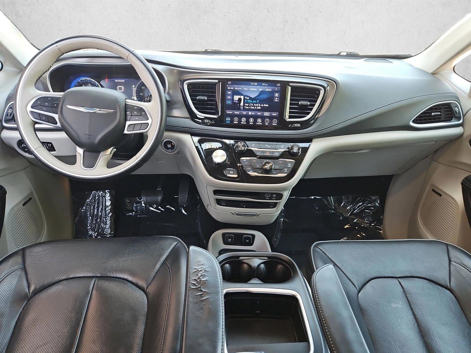Thumbnail: 2018 Chrysler Pacifica - 3