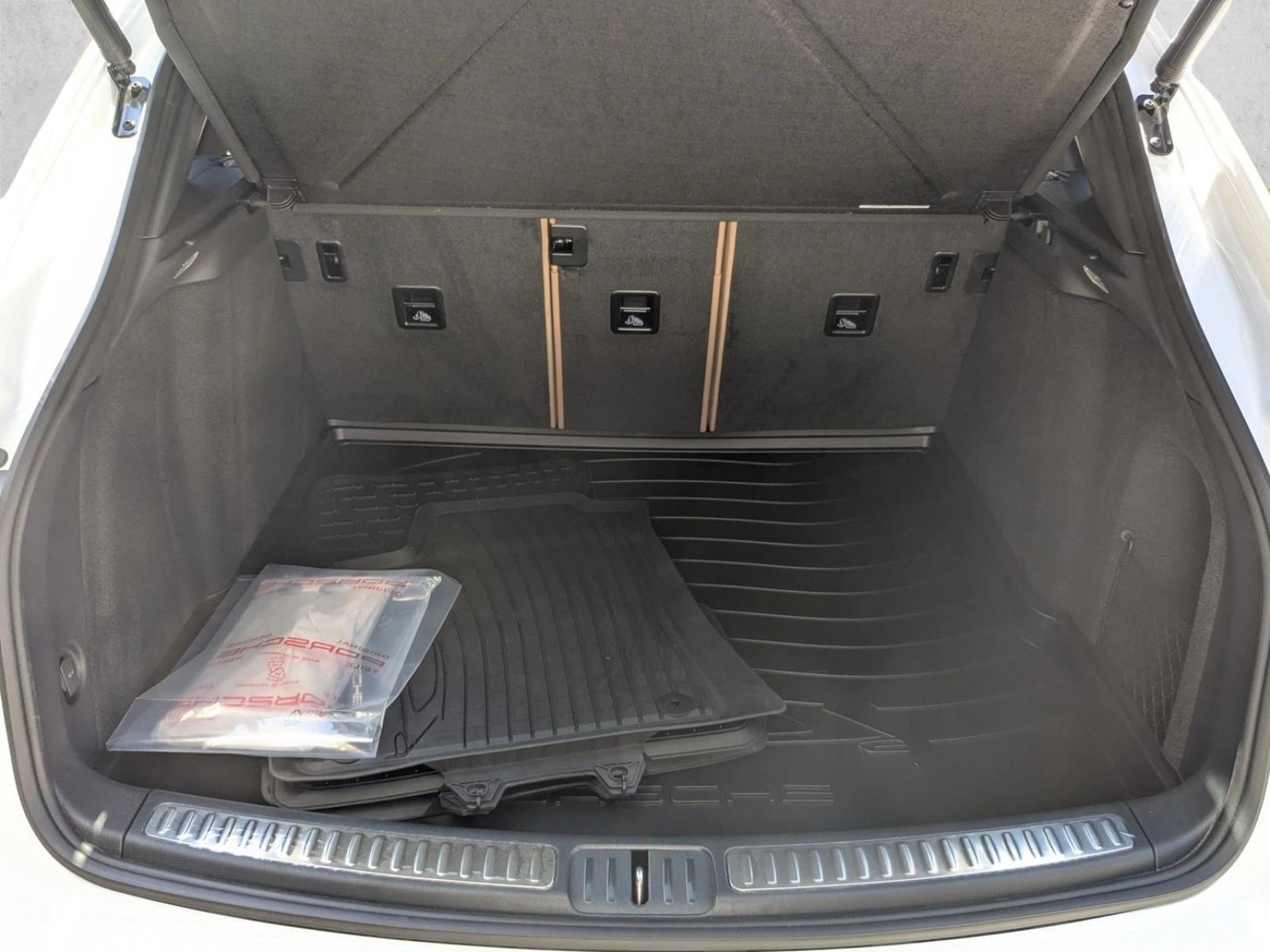 2026 Porsche Macan T - Photo 24