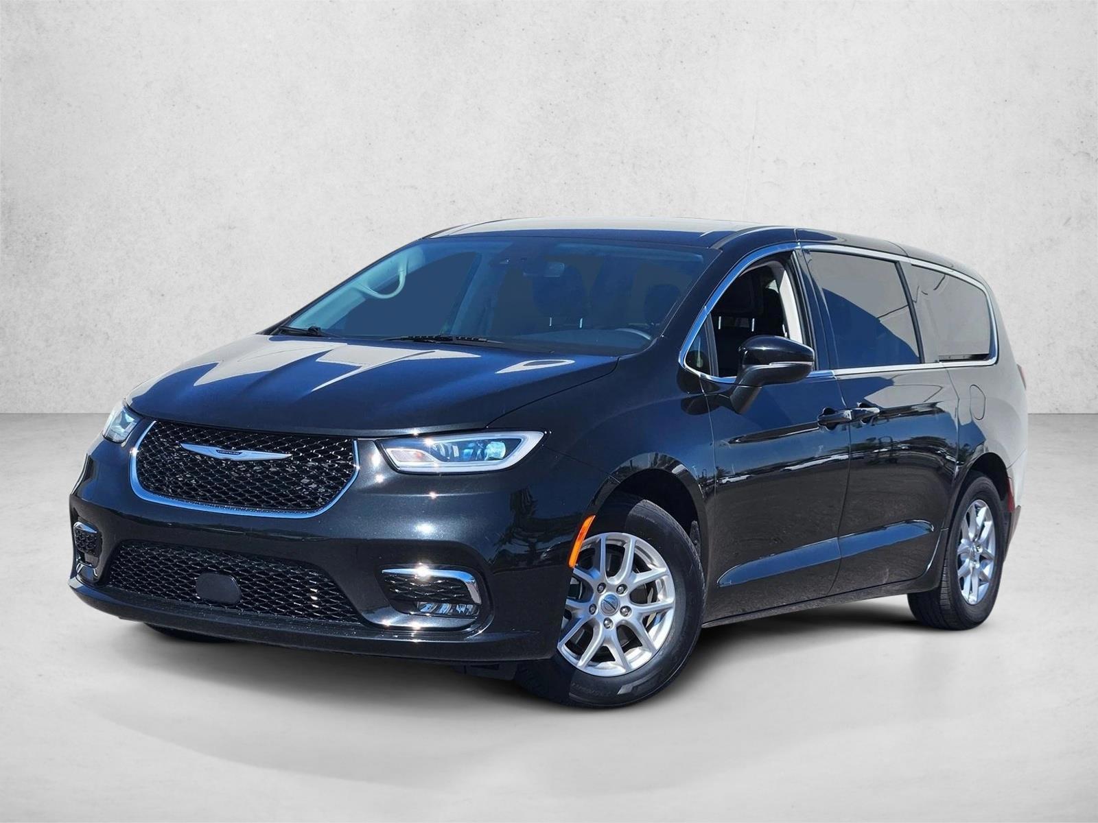 2023 Chrysler Pacifica Touring L's photo
