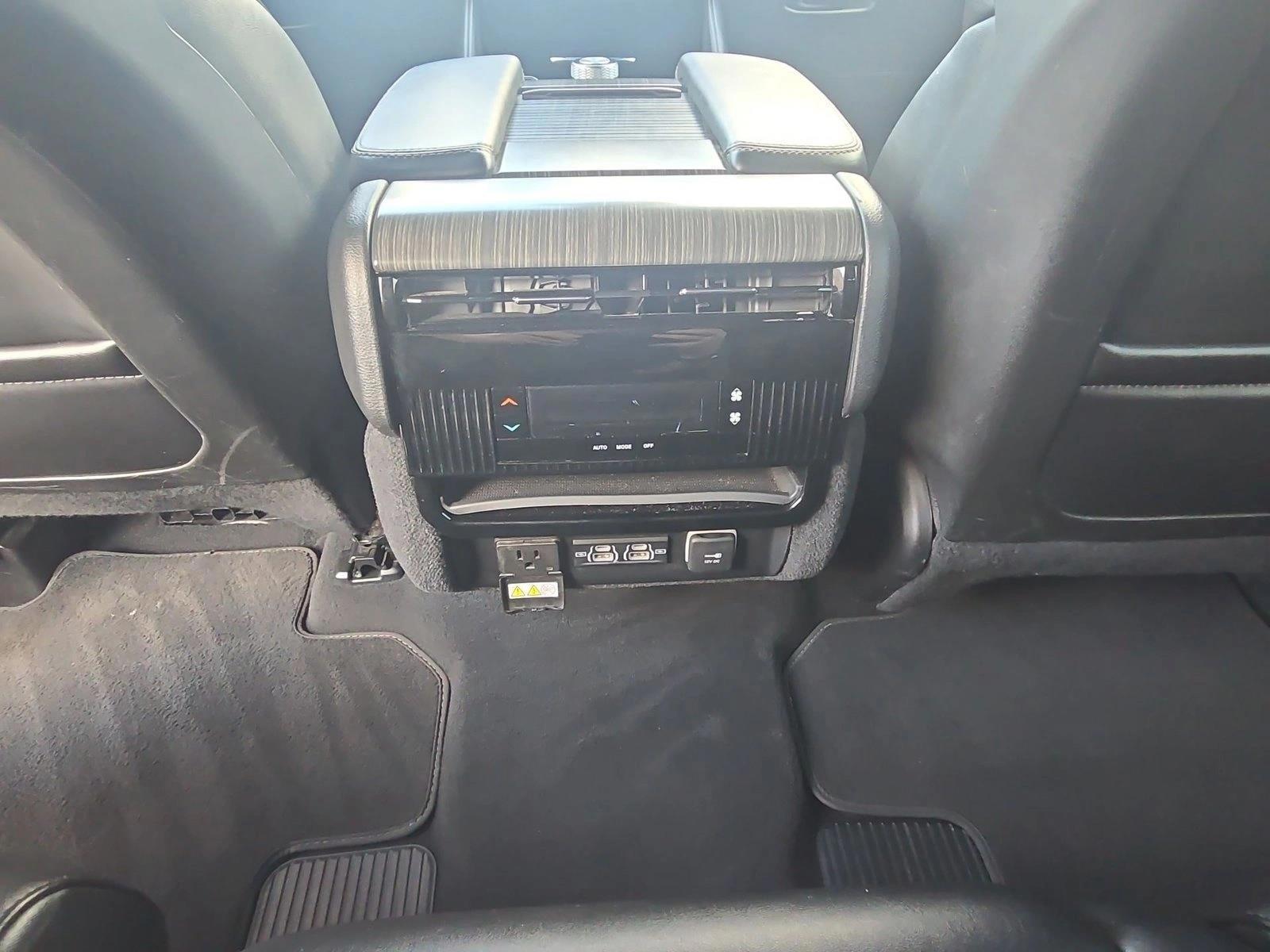 2023 Jeep Wagoneer L Series II - Photo 17