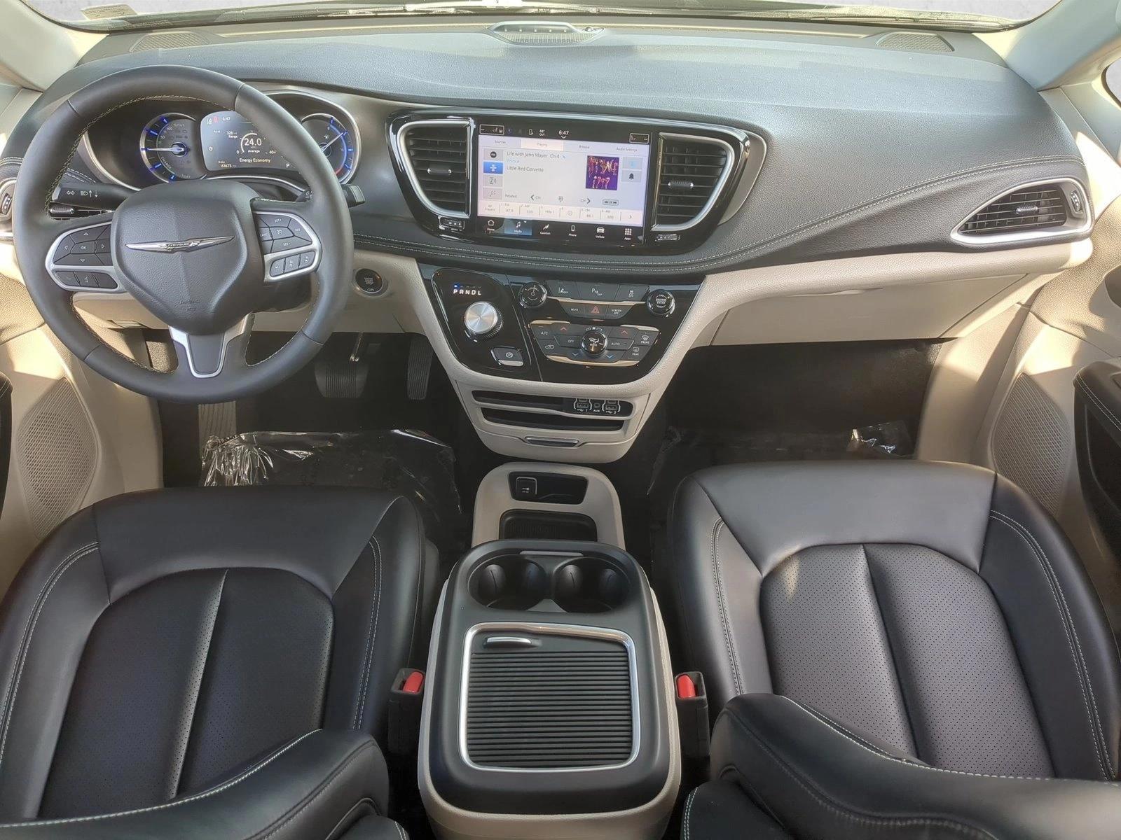 Thumbnail: 2023 Chrysler Pacifica - 3