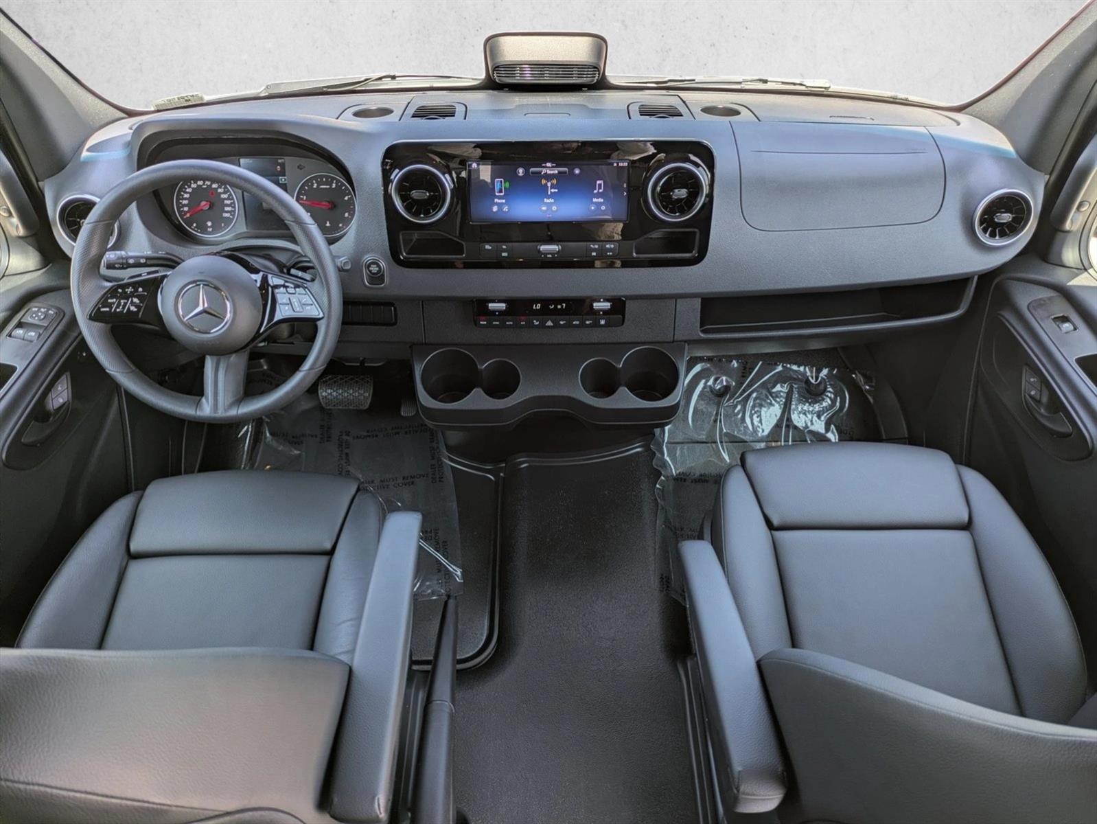 Thumbnail: 2025 Mercedes-Benz Sprinter - 3