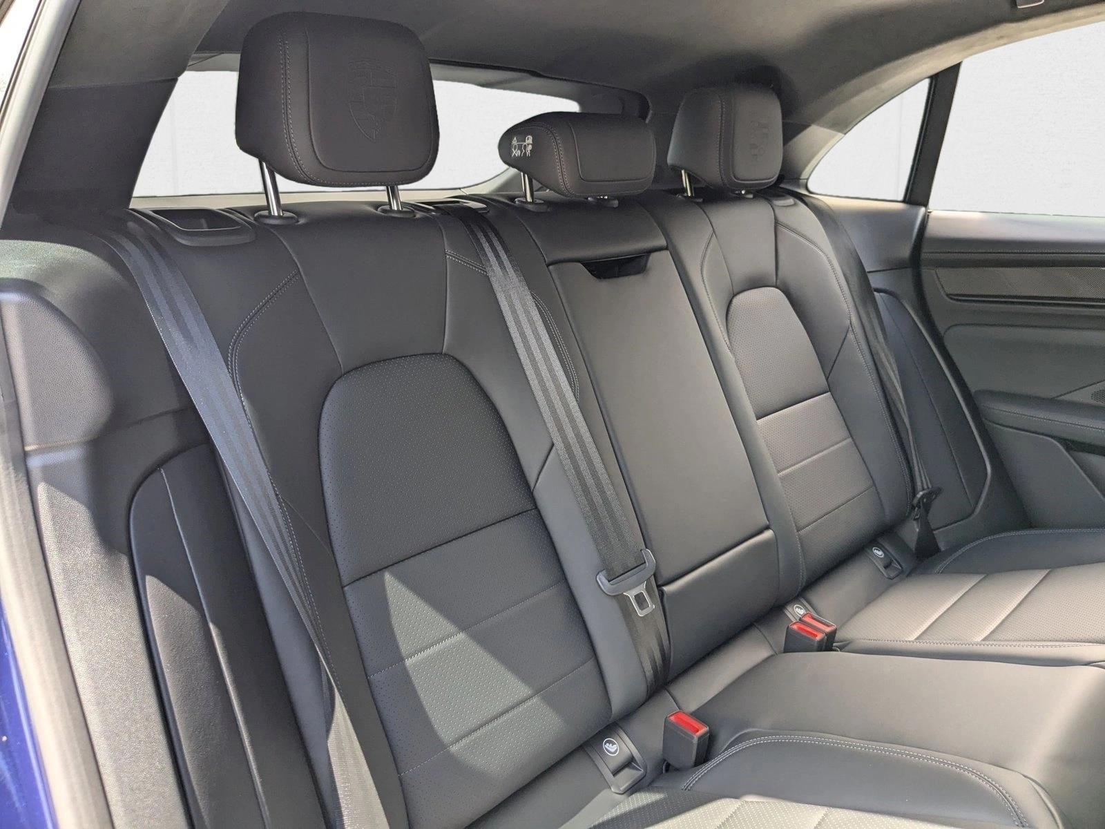 2025 Porsche Macan Turbo Electric - Photo 26