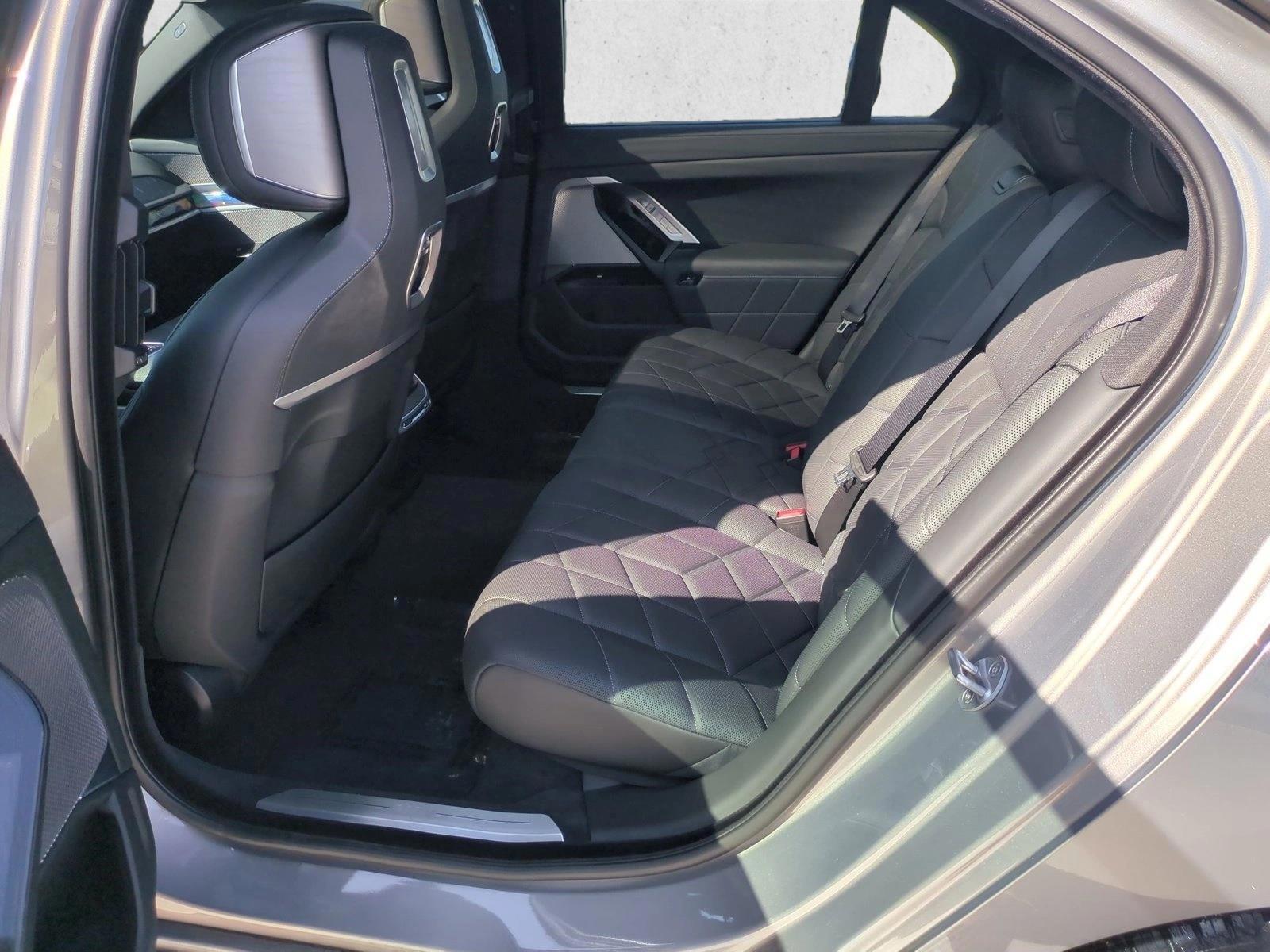 2025 BMW i7 50 - Photo 21