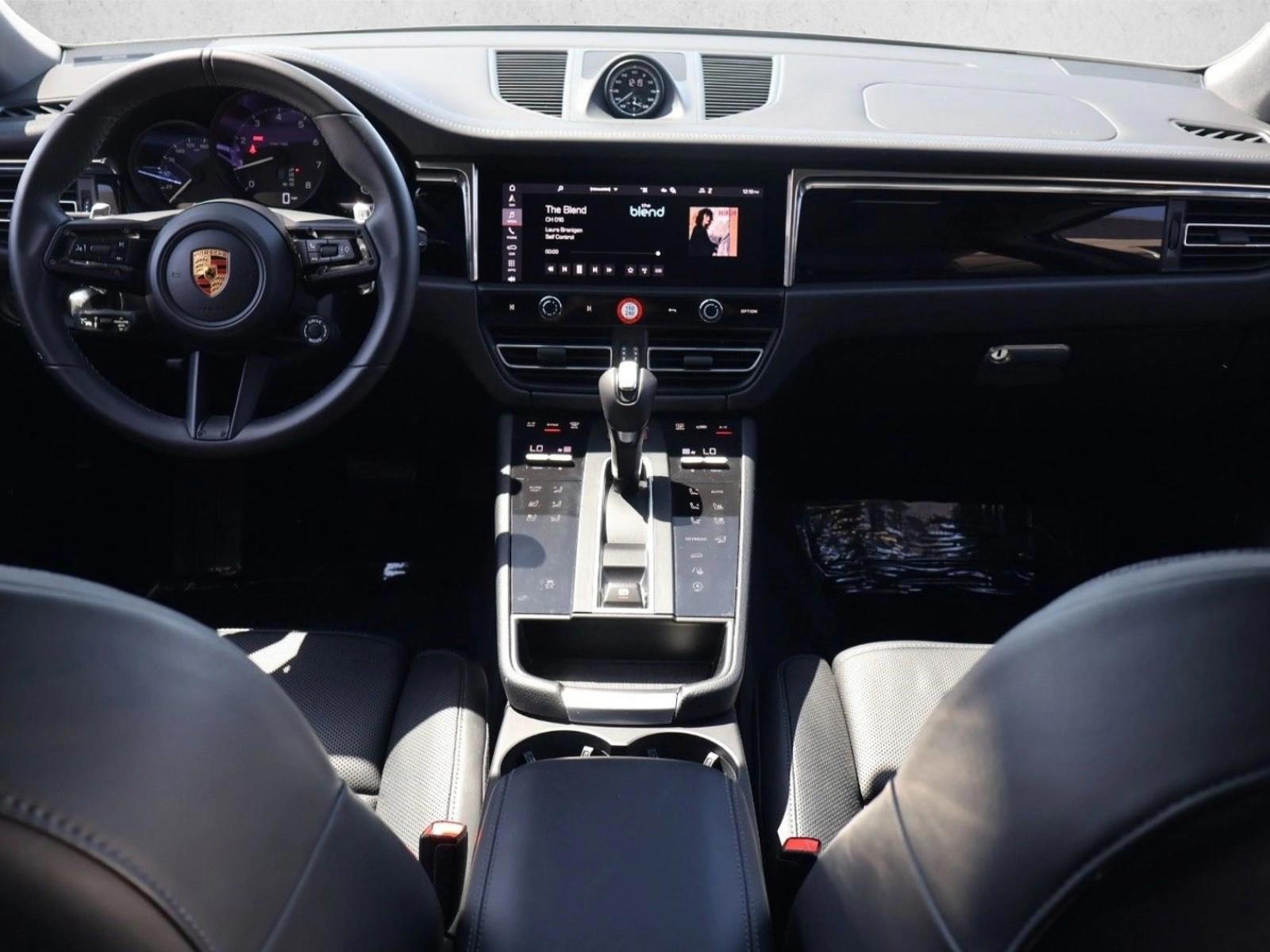 Thumbnail: 2026 Porsche Macan - 3