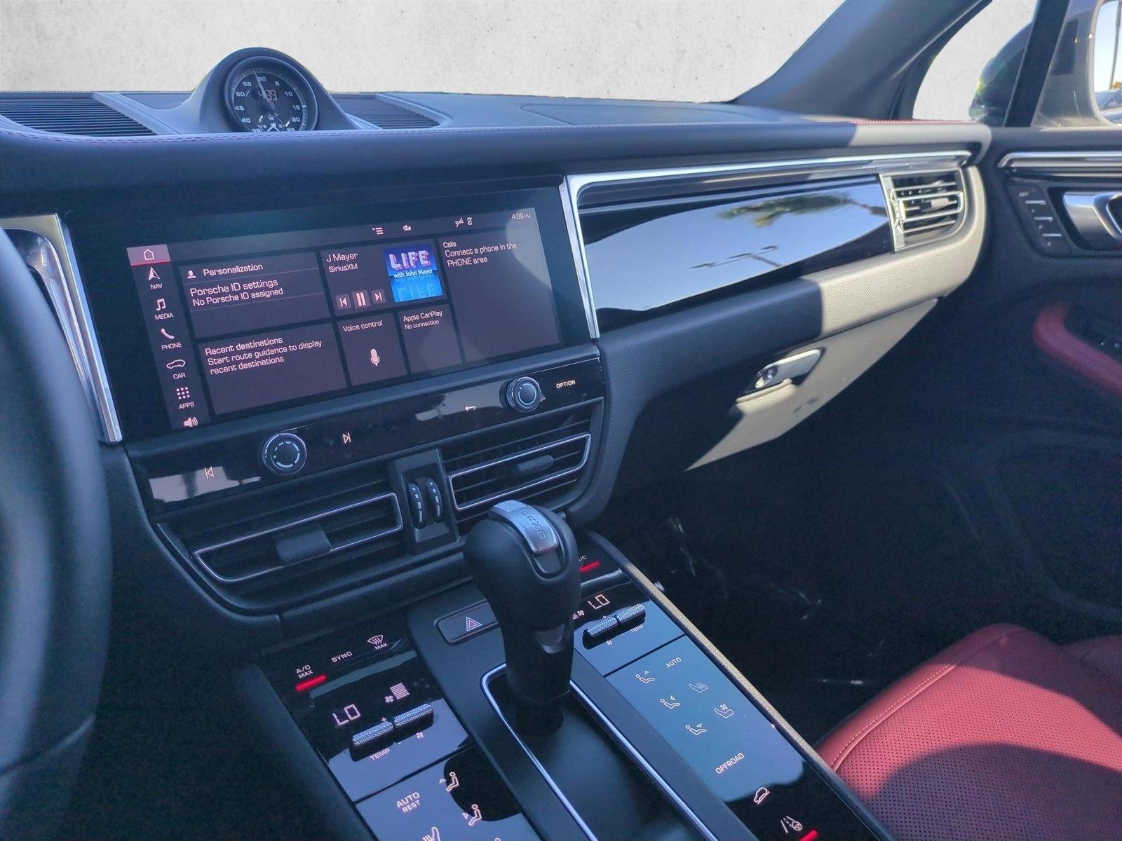 2025 Porsche Macan T - Photo 15